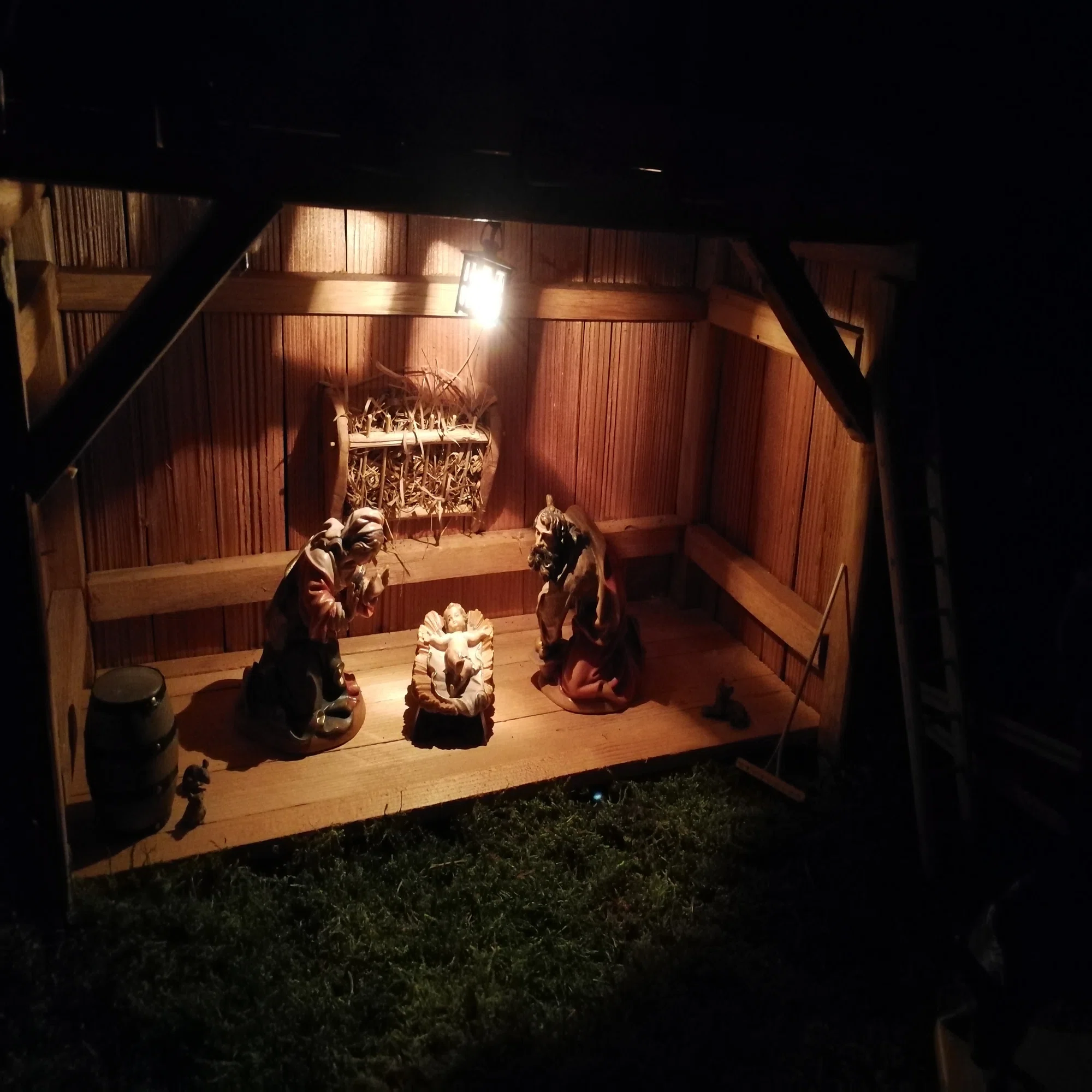 キリストの誕生場面を今に伝える木彫りのクリッペ：クリスマス装飾 