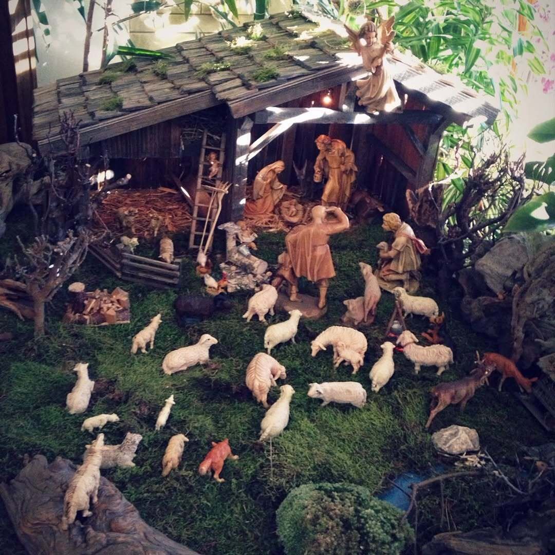 キリストの誕生場面を今に伝える木彫りのクリッペ：クリスマス装飾
