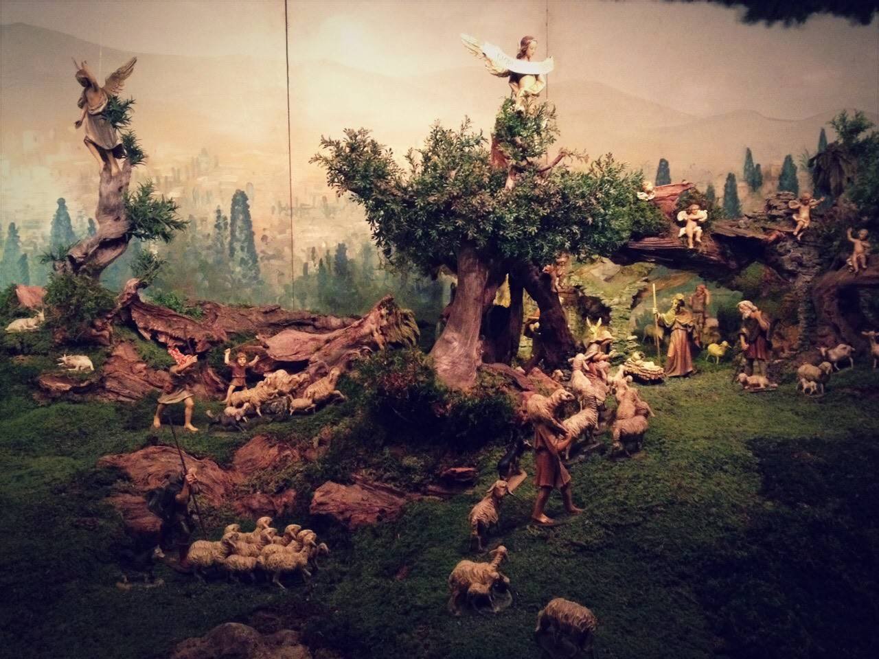 キリストの誕生場面を今に伝える木彫りのクリッペ：クリスマス装飾