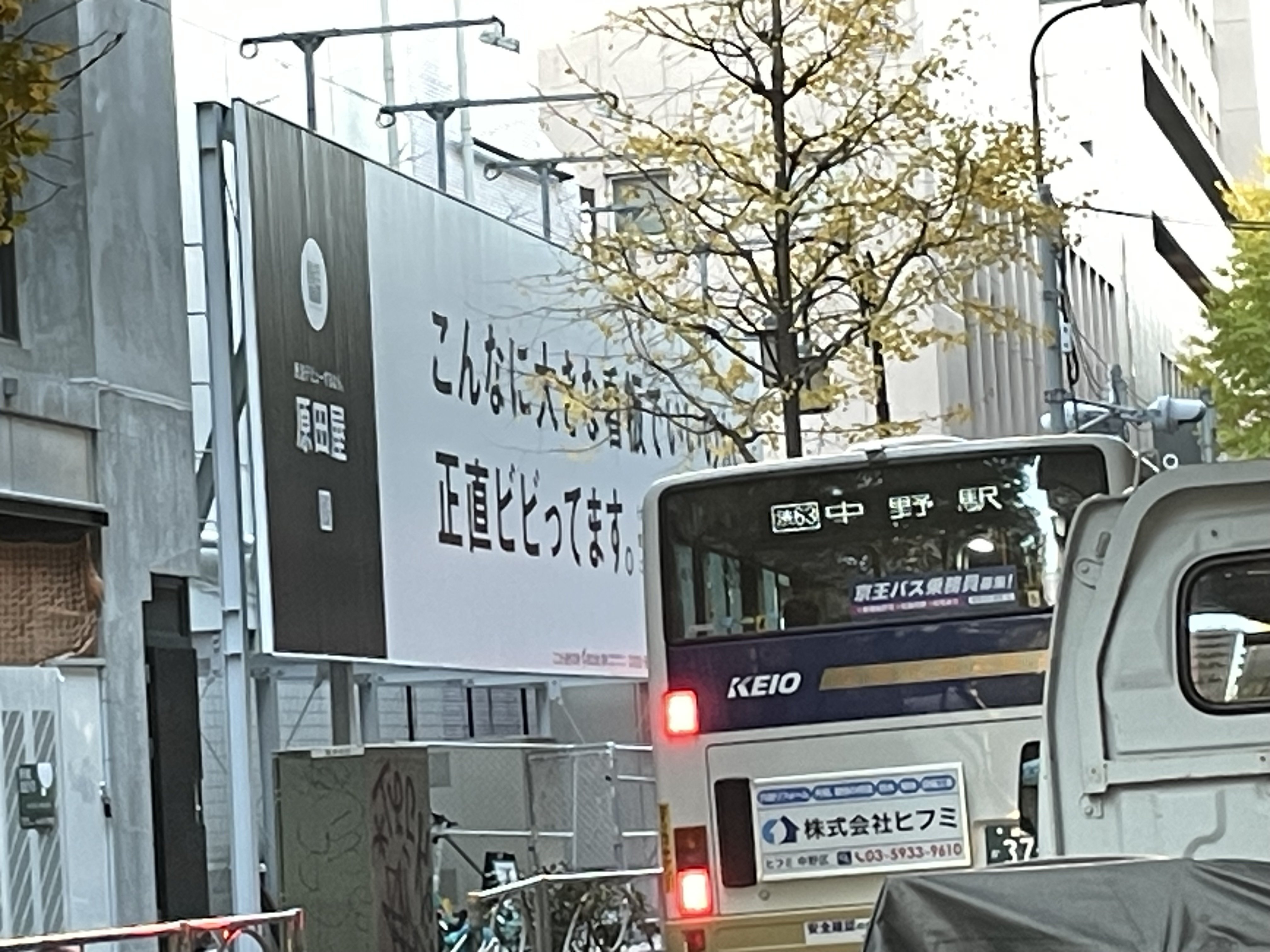 大きな看板 宮崎市内の交差点にある大きな看板！ショールームへ分かりやすく誘導