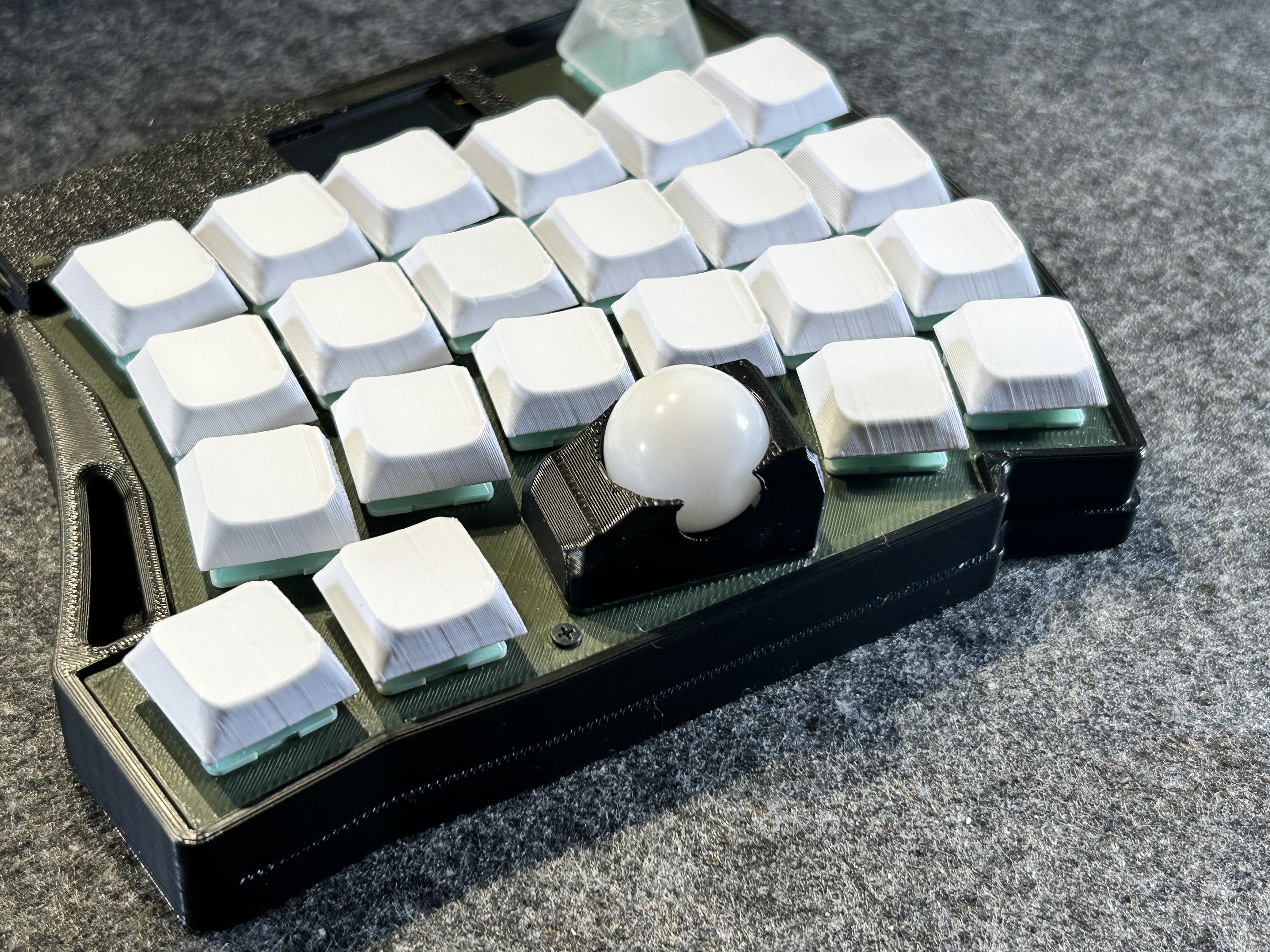 LoTom：異彩を放つ無線分割キーボードの魅力｜zarusaru