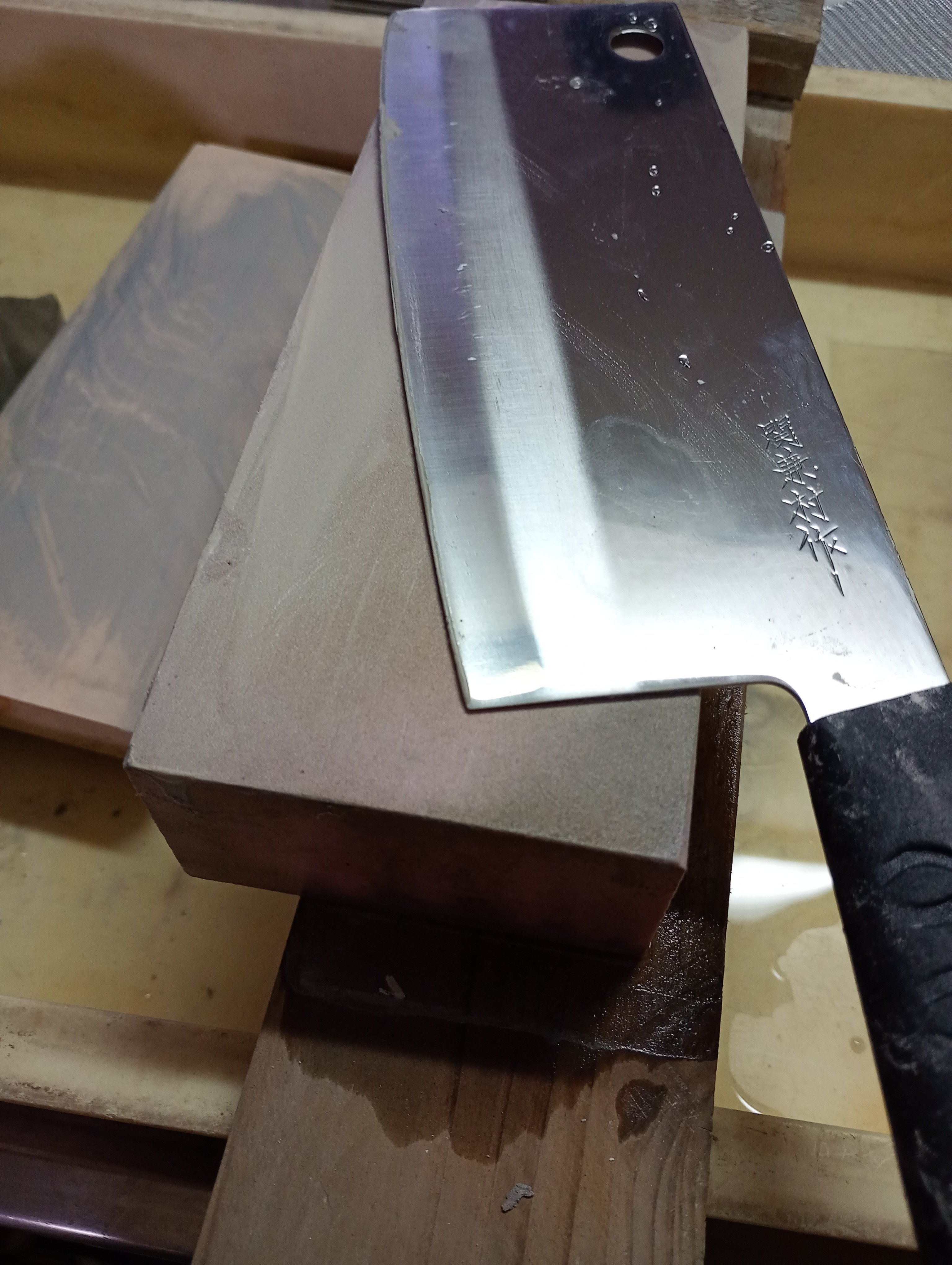 関兼村作 中華包丁を研ぐ｜はっさ