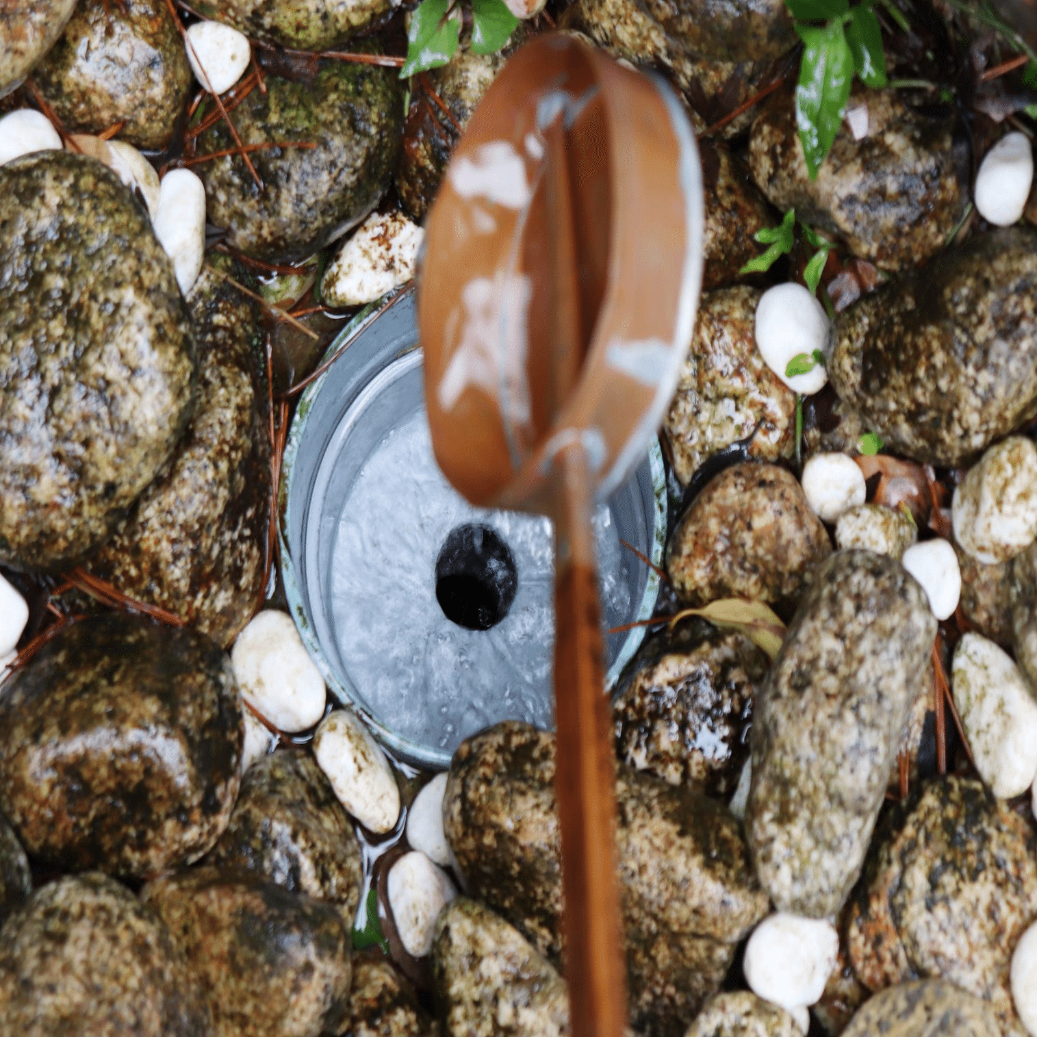 神社の地下」に潜む“目には見えない謎の楽器”「水琴窟」これ何？試して