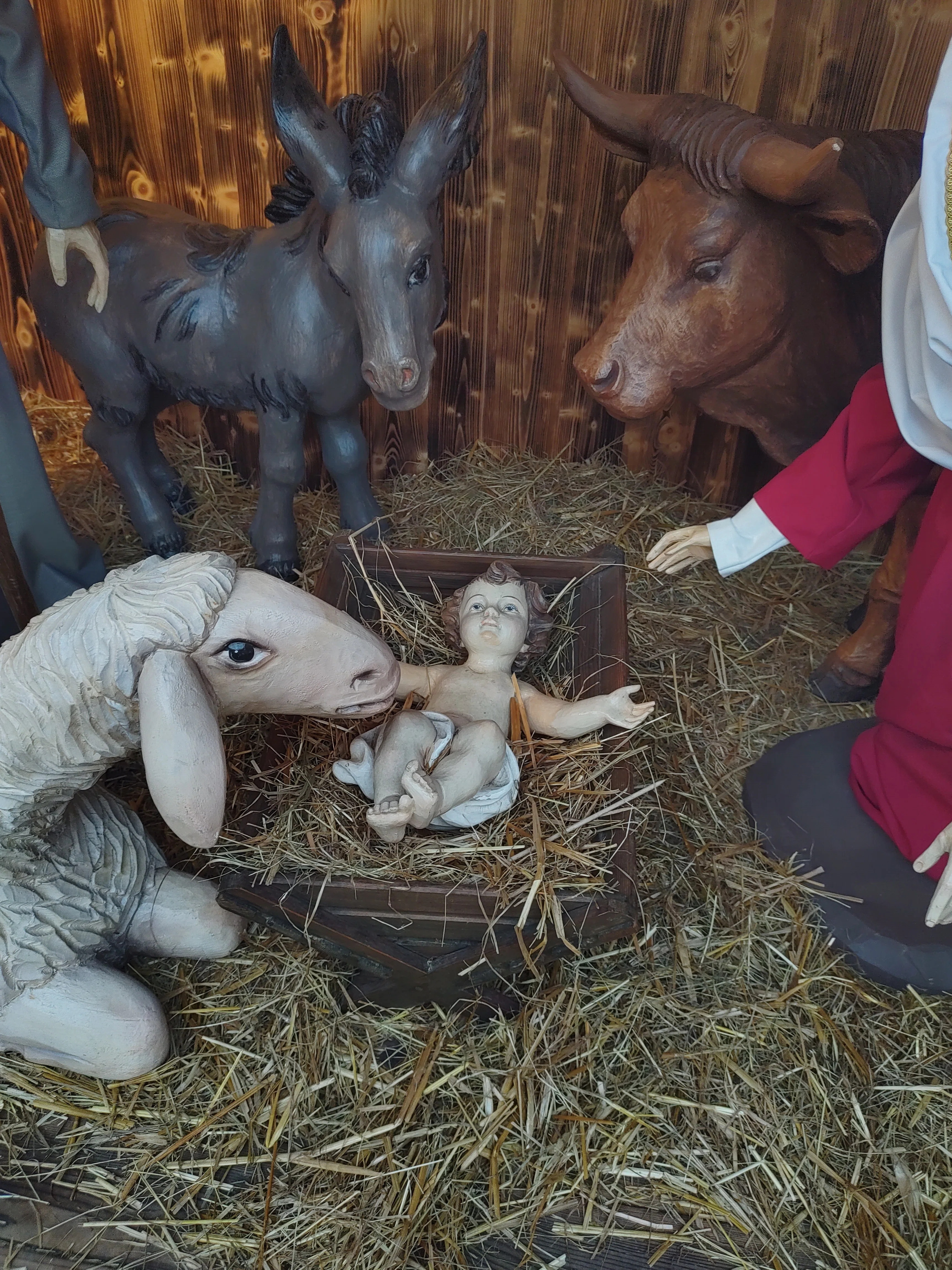 キリストの誕生場面を今に伝える木彫りのクリッペ：クリスマス装飾