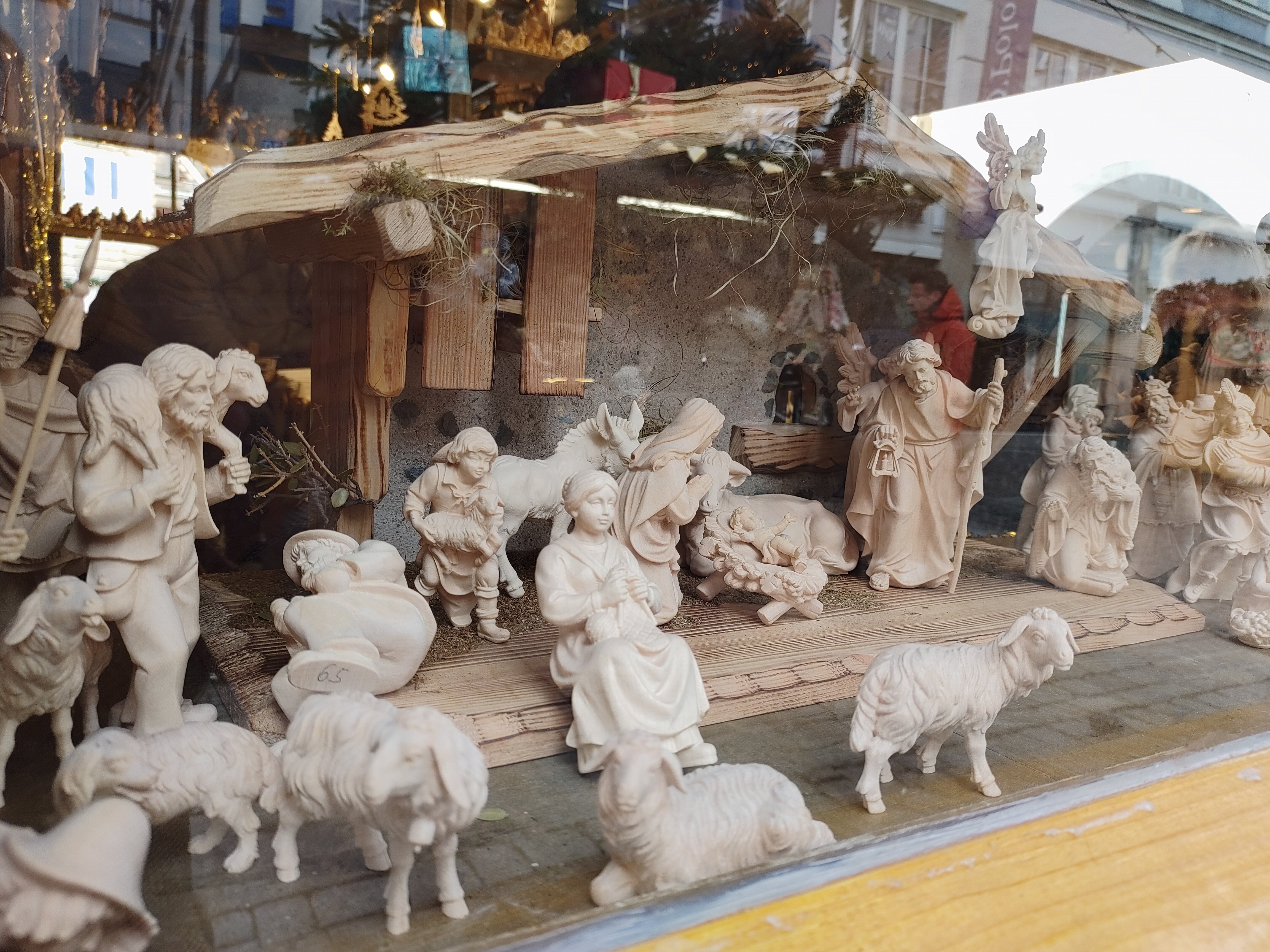 キリストの誕生場面を今に伝える木彫りのクリッペ：クリスマス装飾