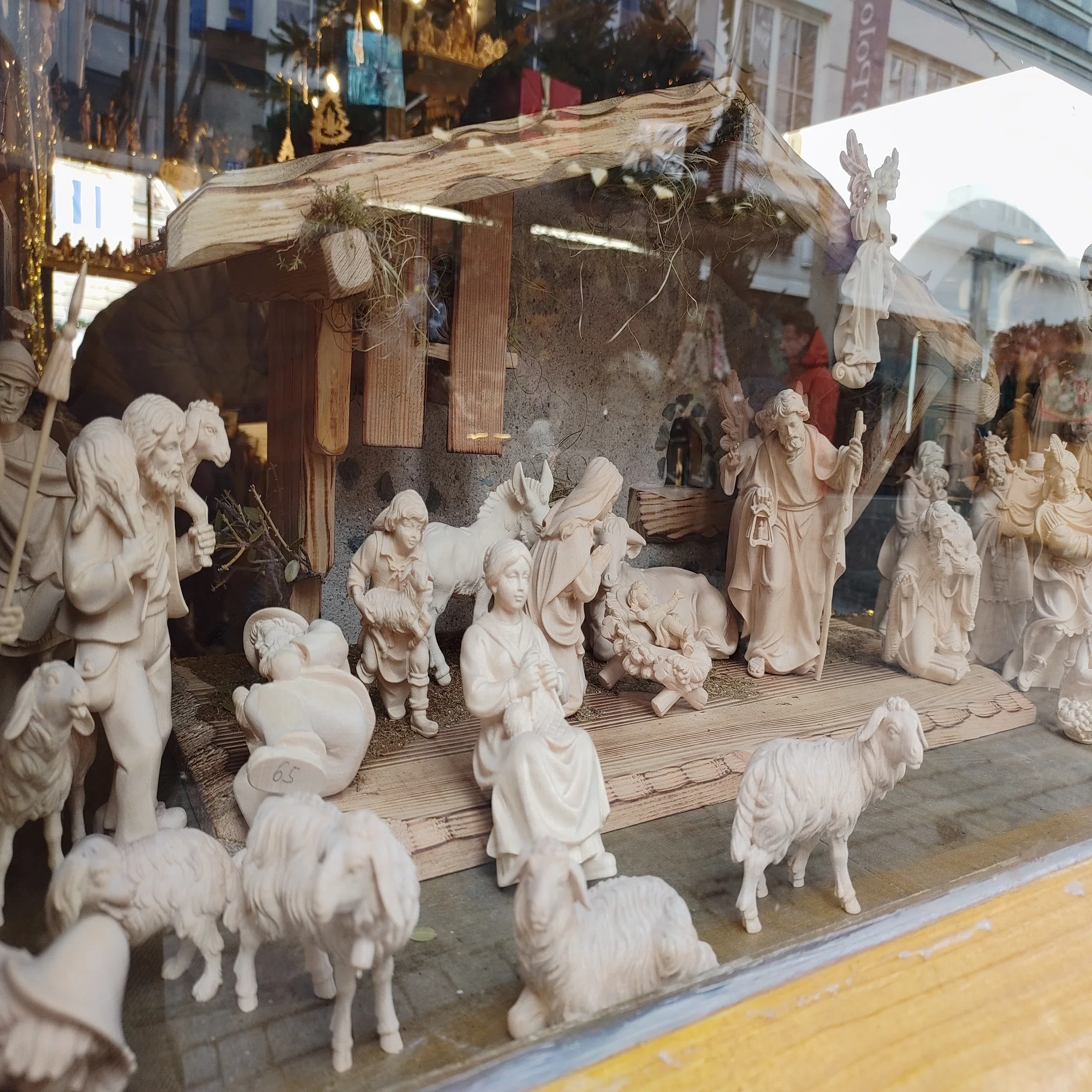 キリストの誕生場面を今に伝える木彫りのクリッペ：クリスマス装飾 