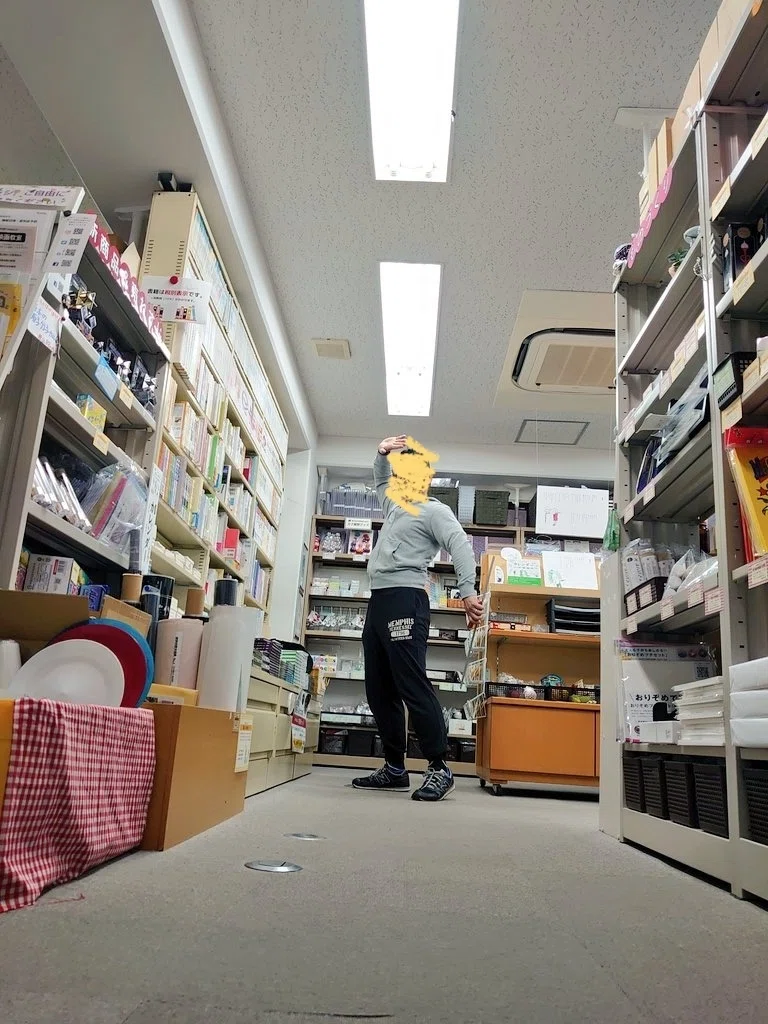 狭い店舗のディスプレイに“あーでもないこーでもない”してます｜仮説社