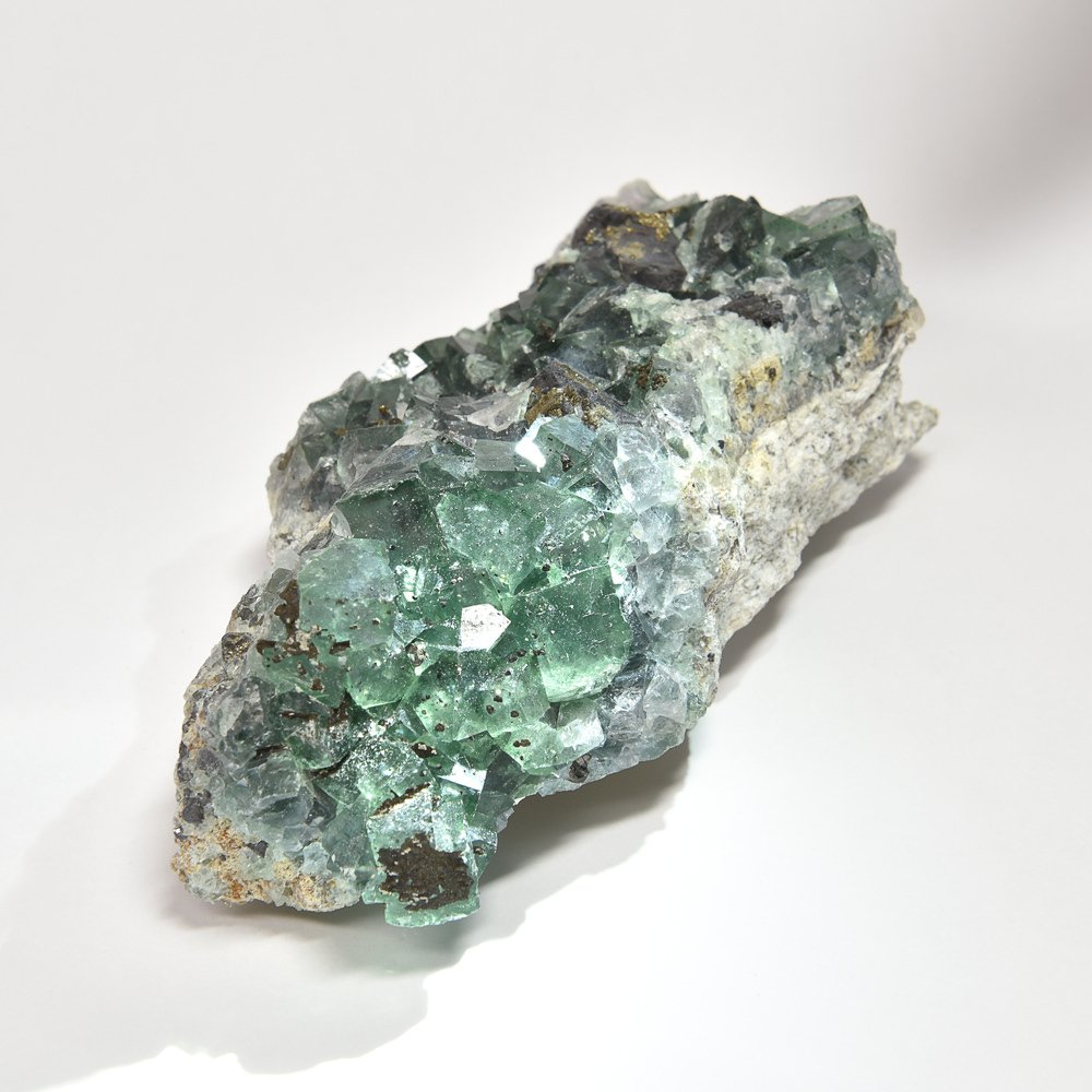 星空と宝箱の共演。ナイジェリア産「パイライト・オン・フローライト