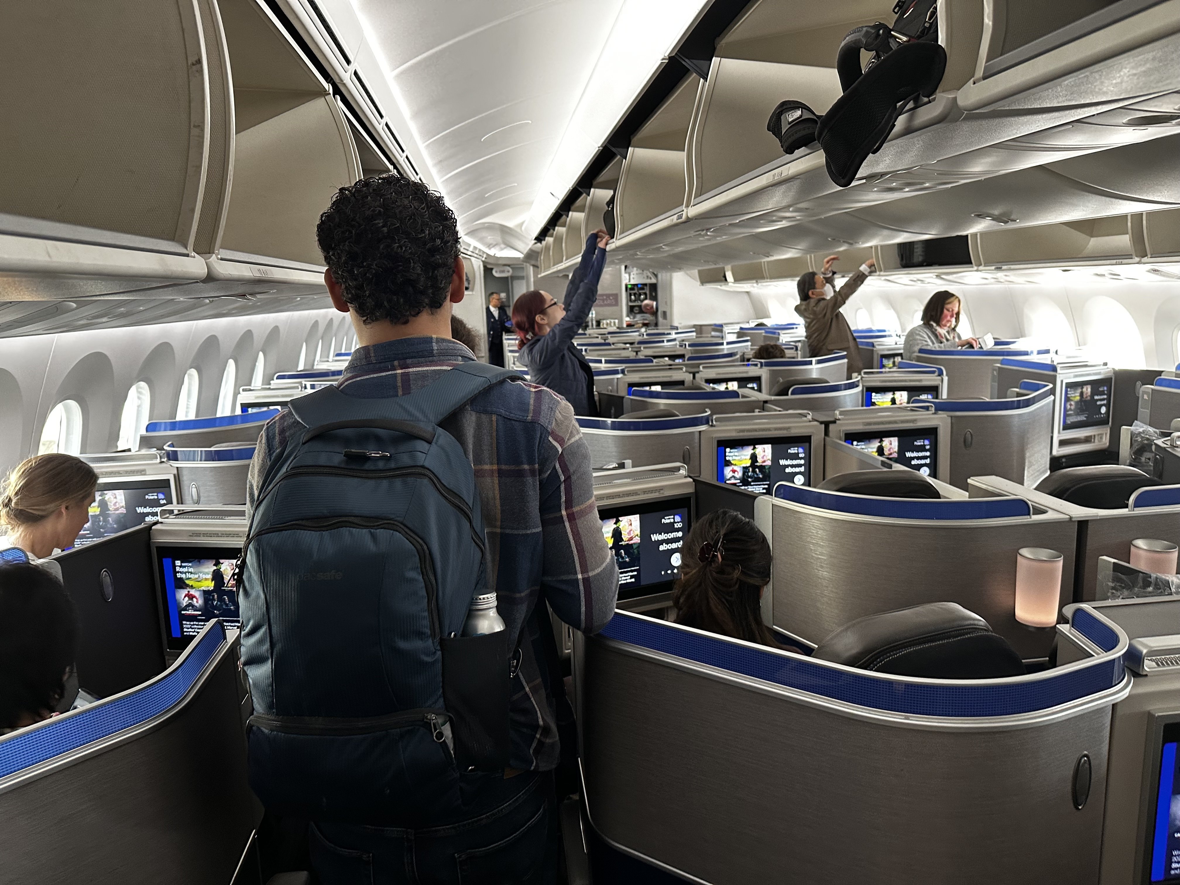 ユナイテッド航空のビジネスクラス｜クロワッサン大名 (ANA