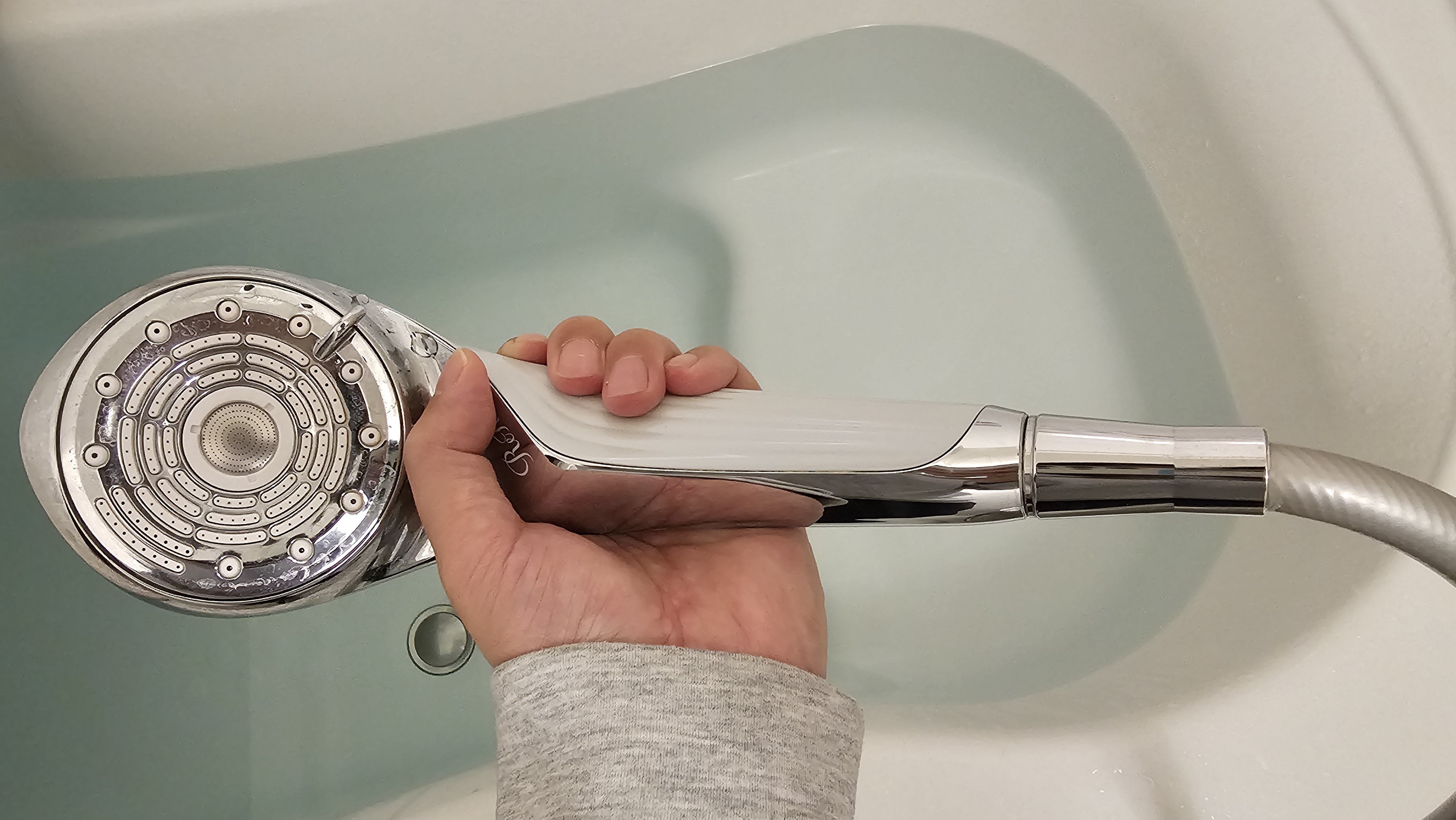 美容とか知らん」というシングルファザーが、3万円の高級シャワー