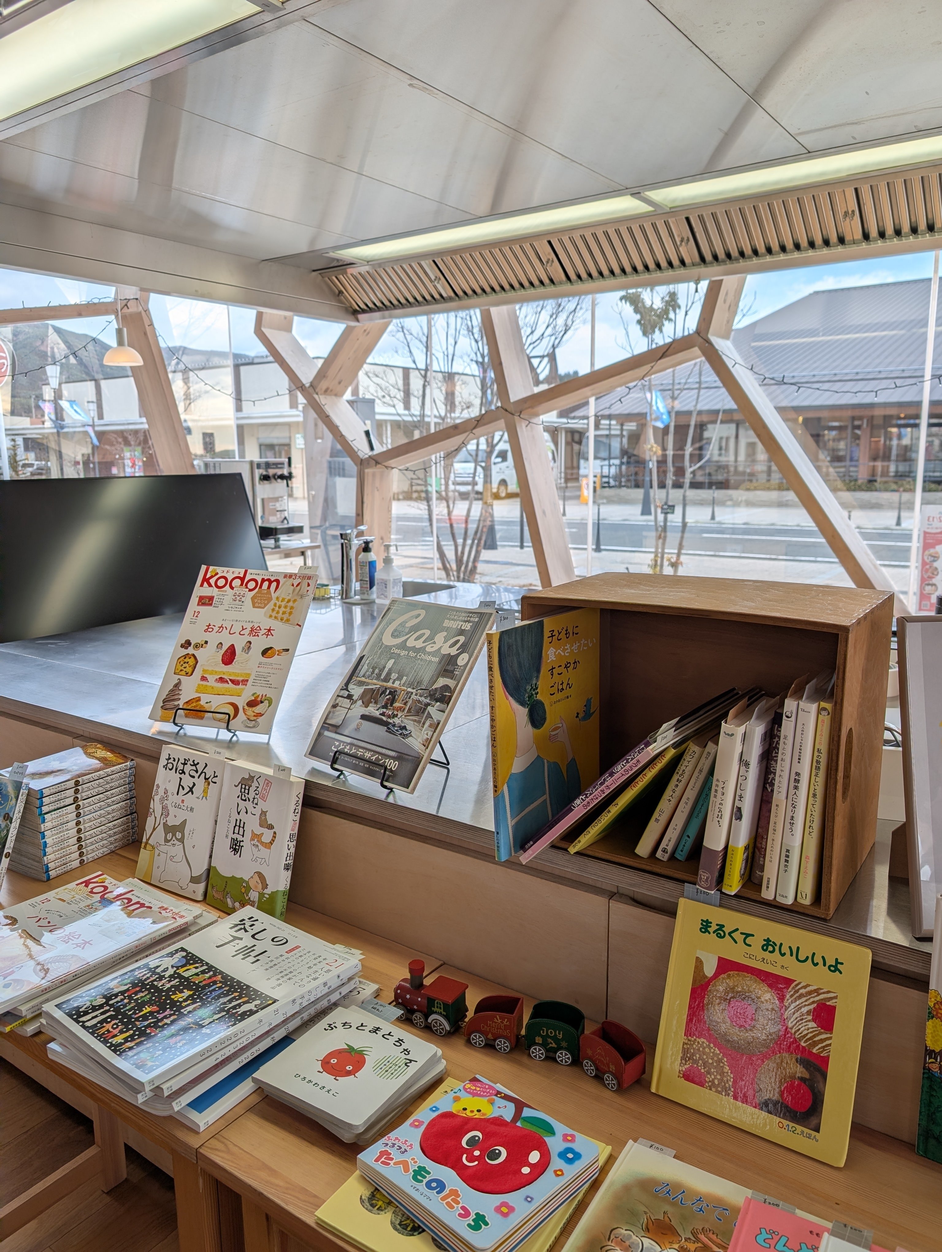 ⚠️11月16日で処分します⚠️ 本棚 本棚は不思議だ｜陸前高田市と気仙沼市で一足早いクリスマスを感じ