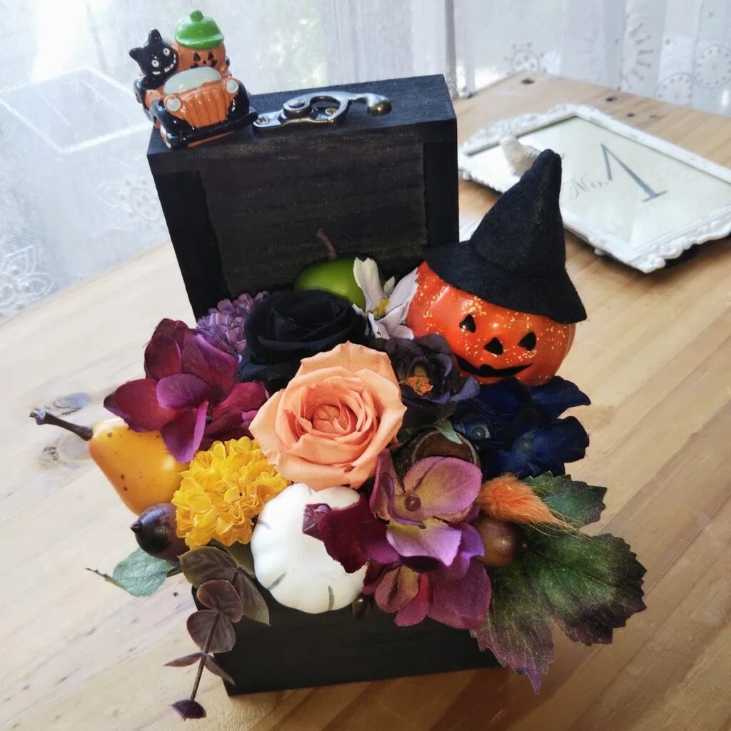 紫×黒♡ハロウィンのウエルカムボード♡玄関飾り♡フラワーアレンジ 2021.9.18 ハロウィンの黒薔薇と宝箱｜瓊花 keika まほろばに神鹿を追って