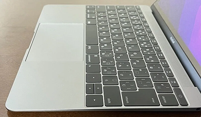 久々に利用のMacBook 12の使用感。遅さを感じるも、キーボードの