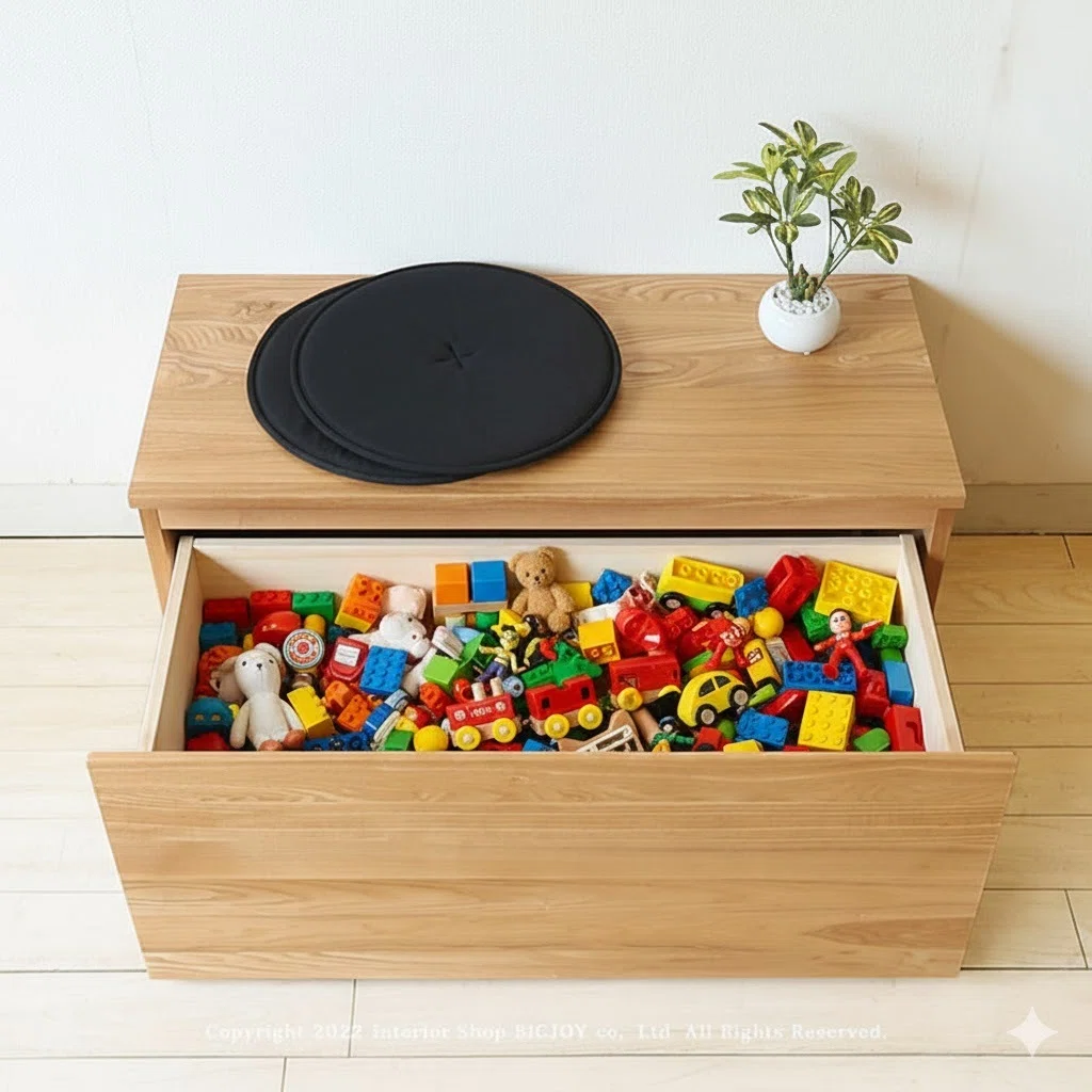 A storage bench you can sit on that neatly hides toys｜ZAKAGU・座