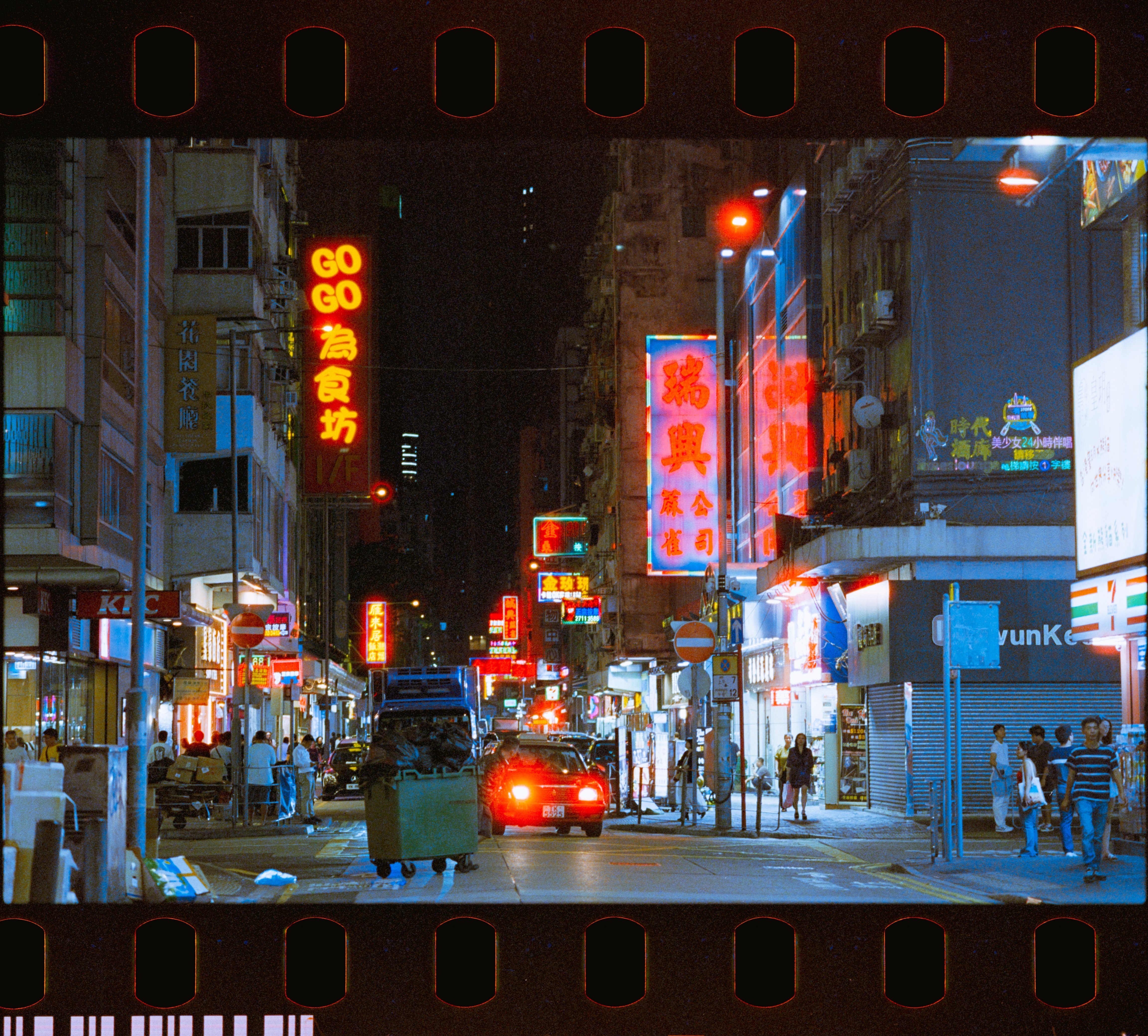 フィルムで歩く、香港。｜ネオンの消えたネイザンロード｜Kenta Mizune