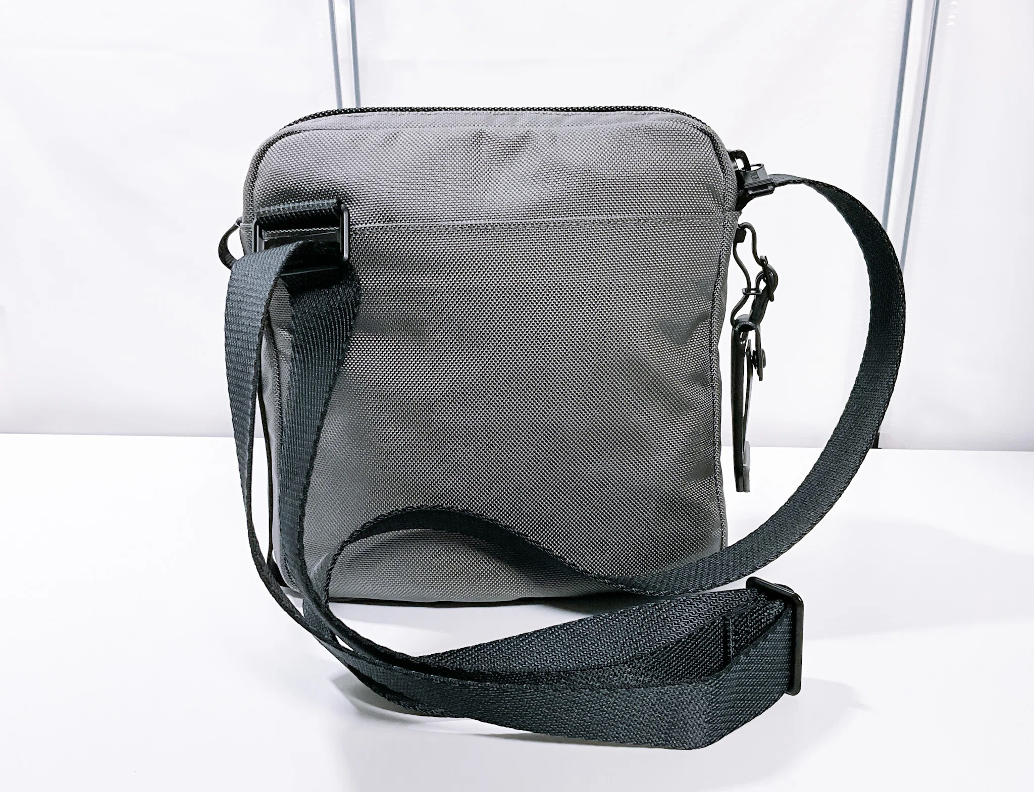 TUMI ボディバッグ グレー TUMI】「ジュニア」クロスボディ【レビュー】｜MtOjiisan