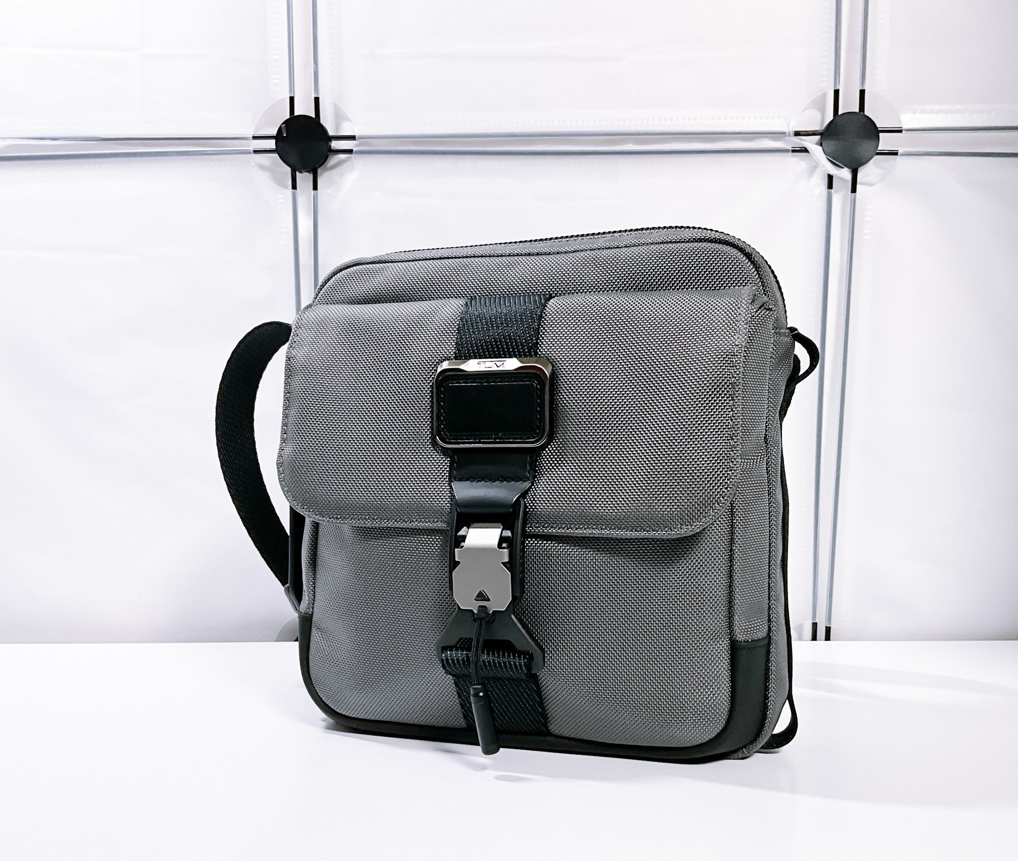 TUMI ダークグレー ショルダーバッグ TUMI】「ジュニア」クロスボディ【レビュー】｜MtOjiisan【毎週、月