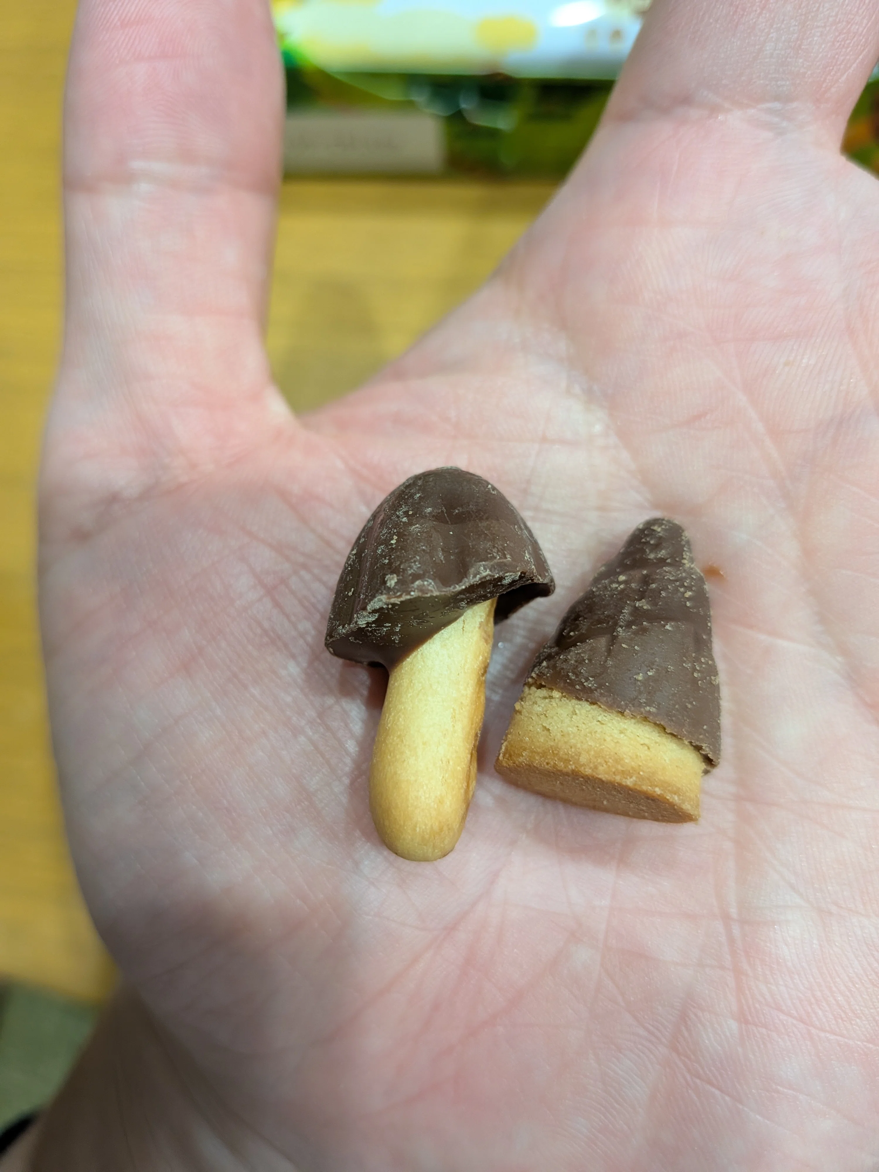 Which Side Are You On? Japan's Famous Snack Rivalry（あなたは