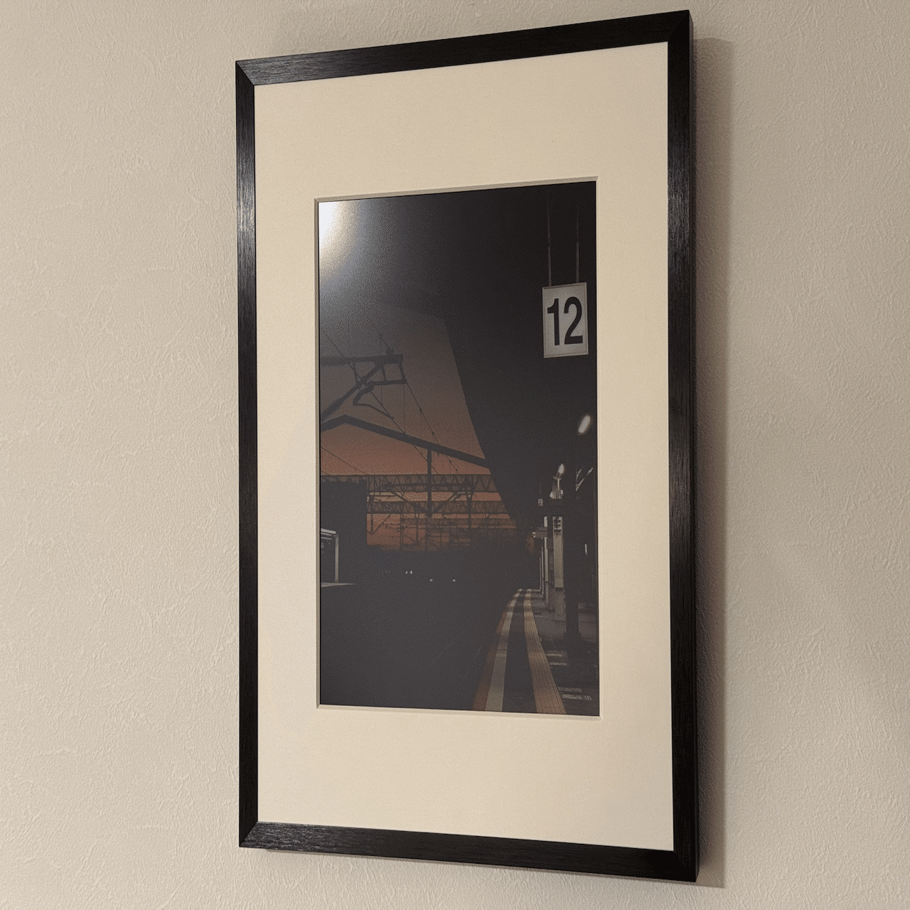 娘の写真をすぐに飾れる - SwitchBot AIアートキャンバス｜りおつ