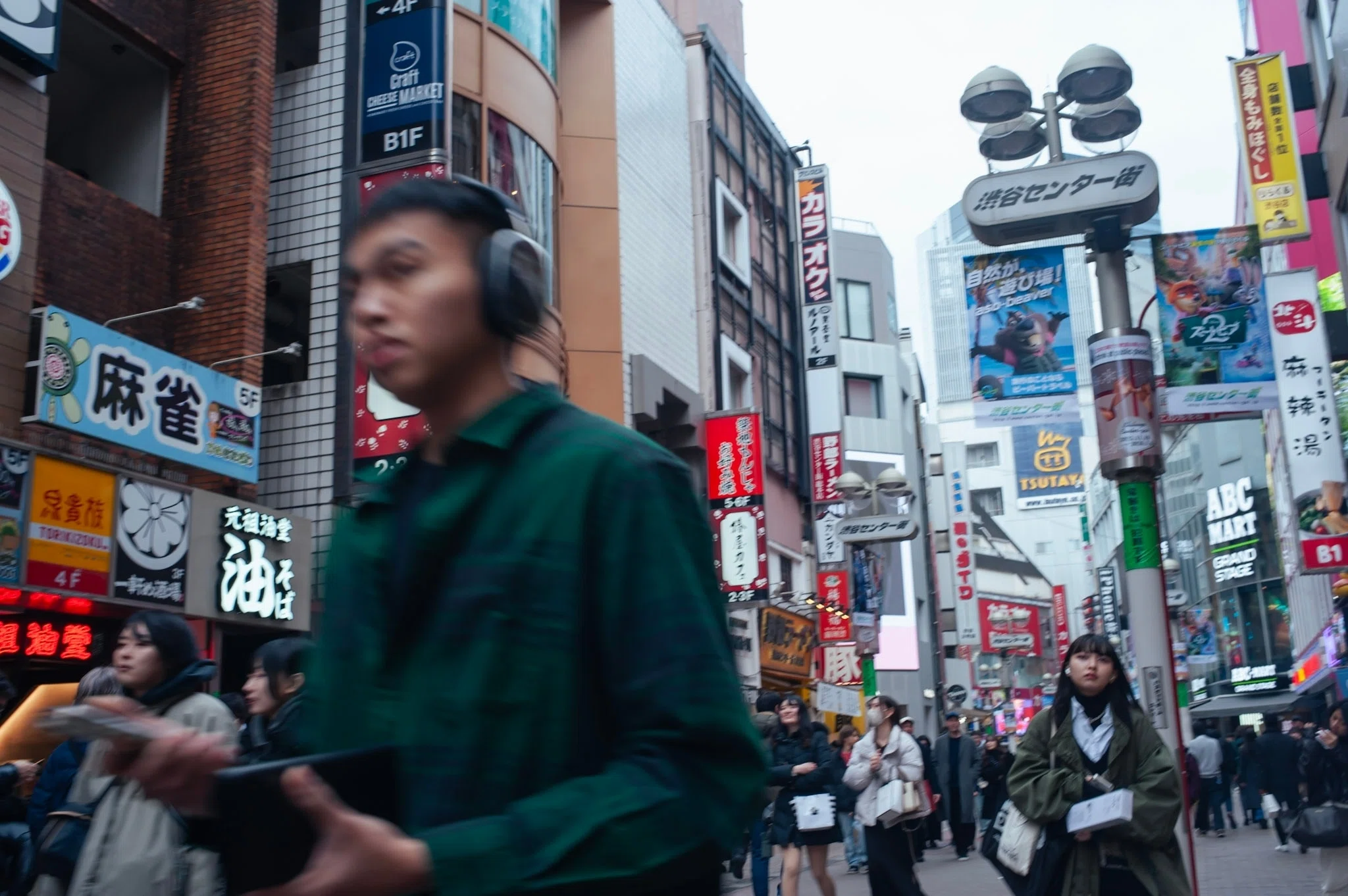 Nikon D700で撮る渋谷の様相、あるいは電気渋谷はインバウンドの夢を