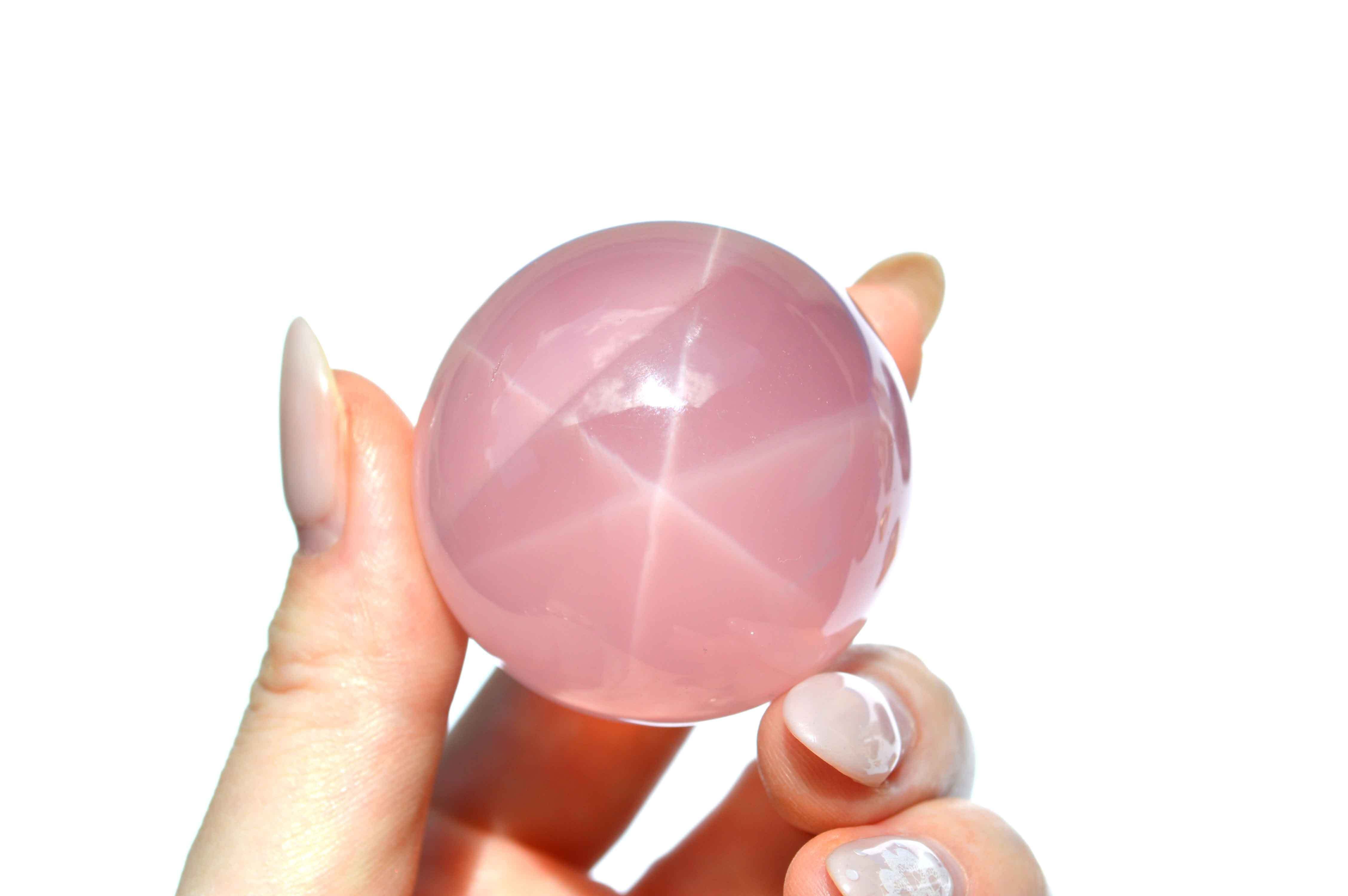 ピンクの石に浮かぶ