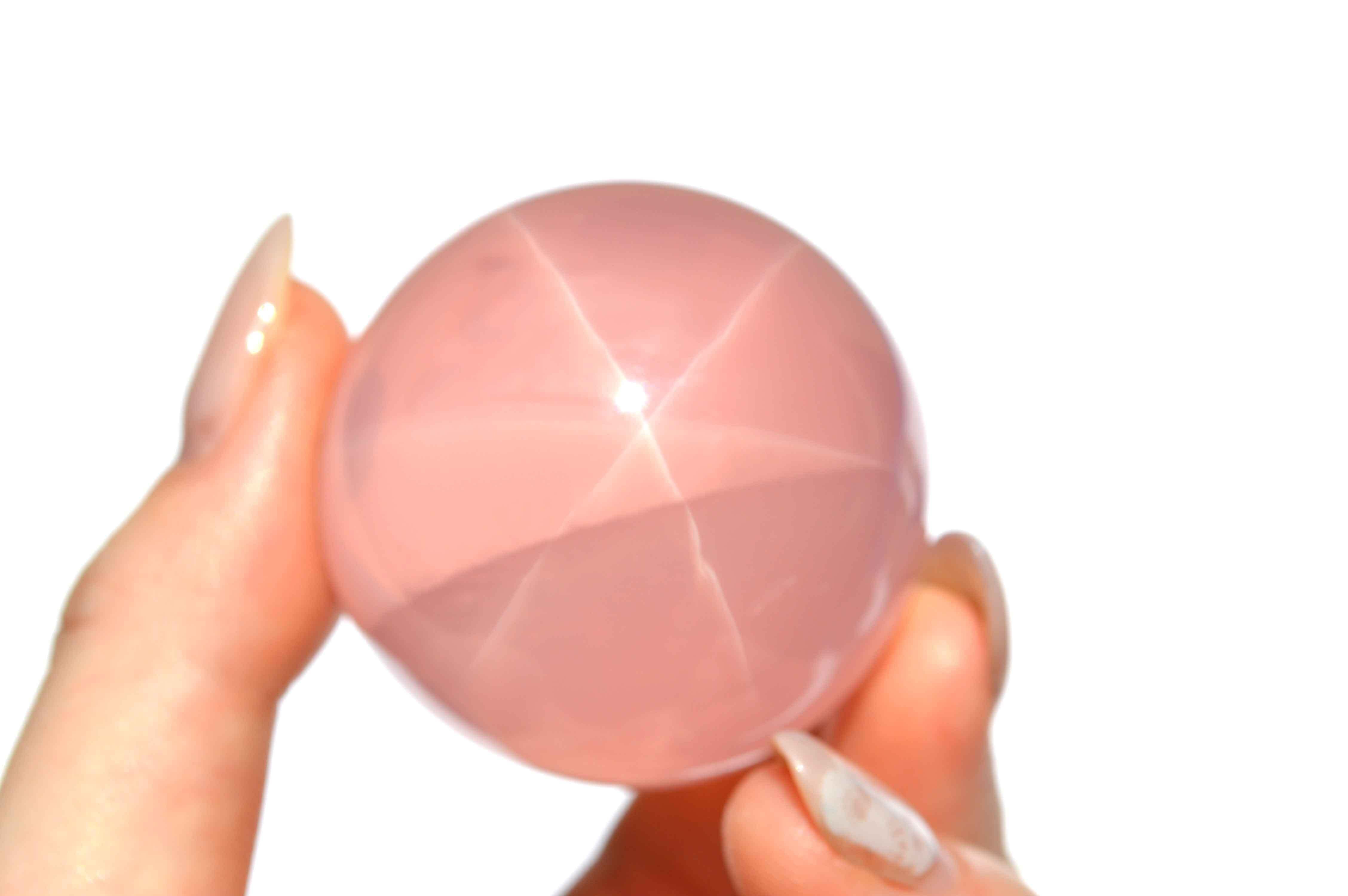 ピンクの石に浮かぶ