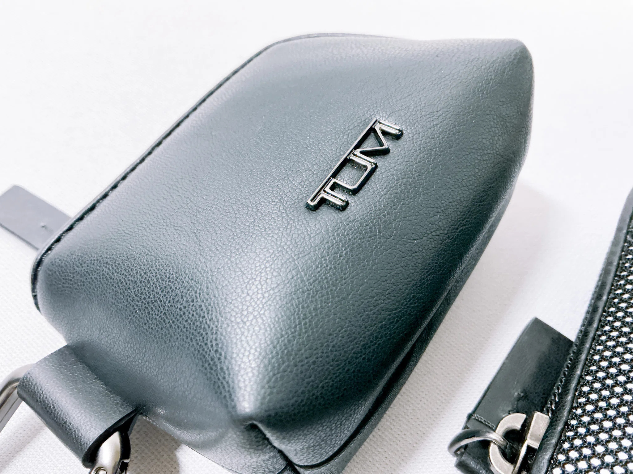 TUMI】レザー製の「エクストラ・スモール・ポーチ」を手に入れたので