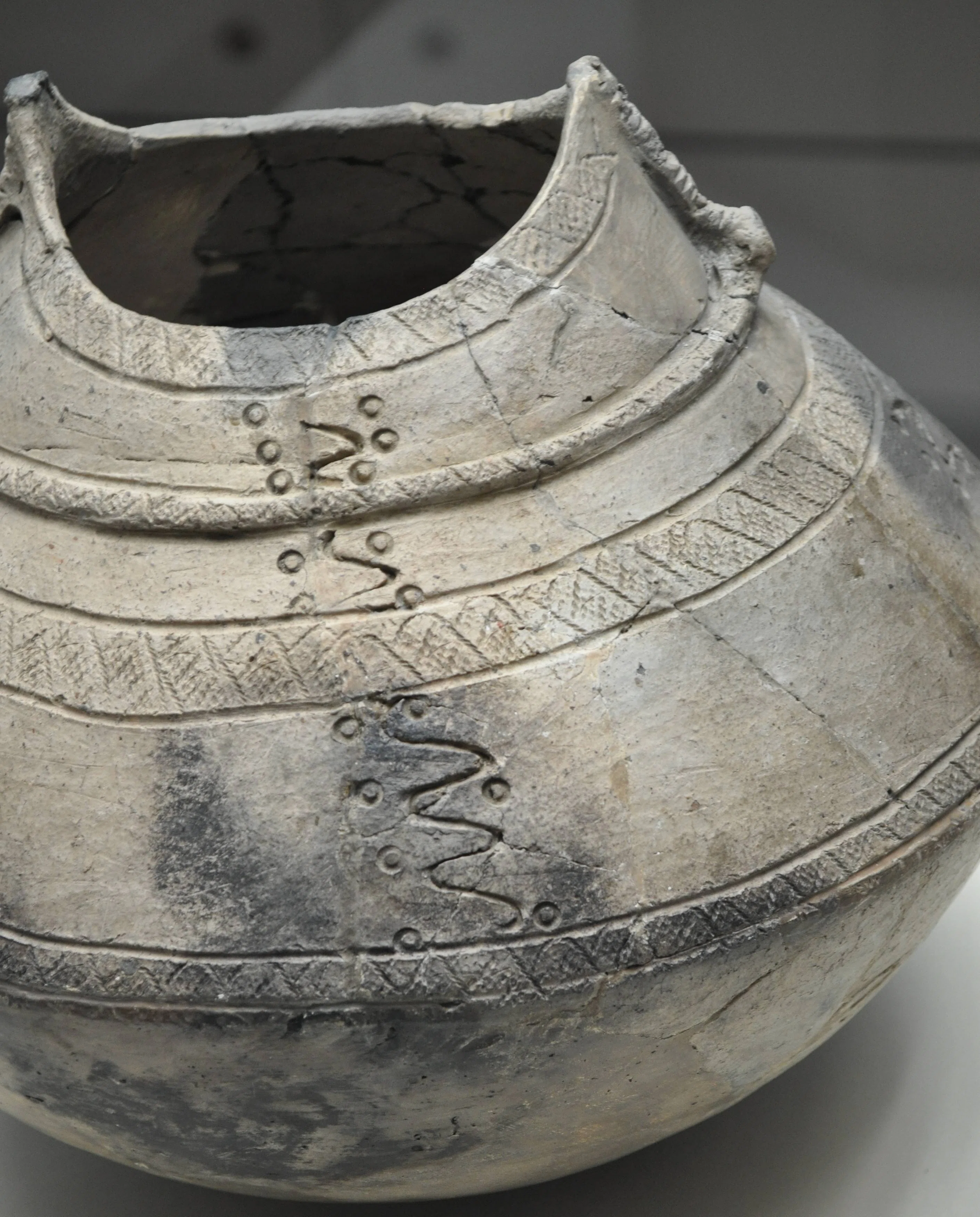 蛇が描かれた京都の注口土器と大陸にもあった三叉文の縄文土器｜ヒデチャコ