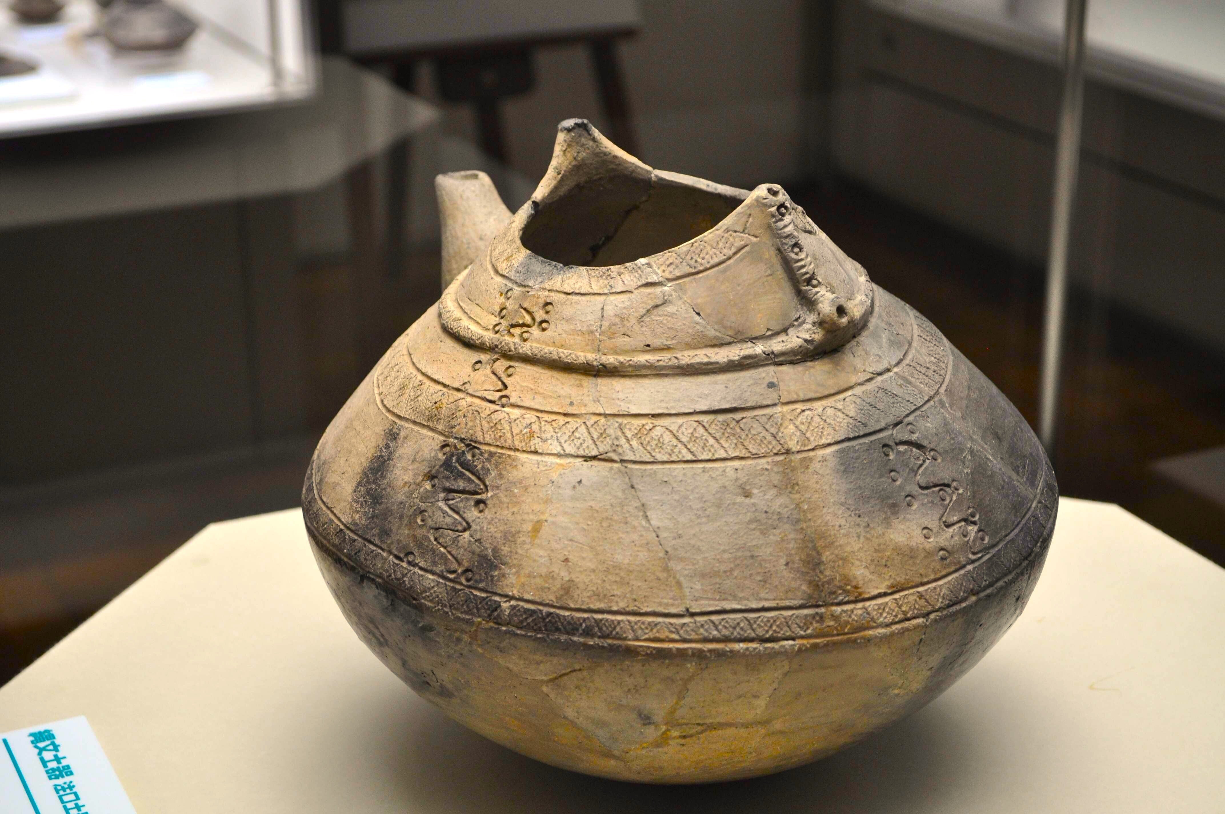 蛇が描かれた京都の注口土器と大陸にもあった三叉文の縄文土器｜ヒデチャコ