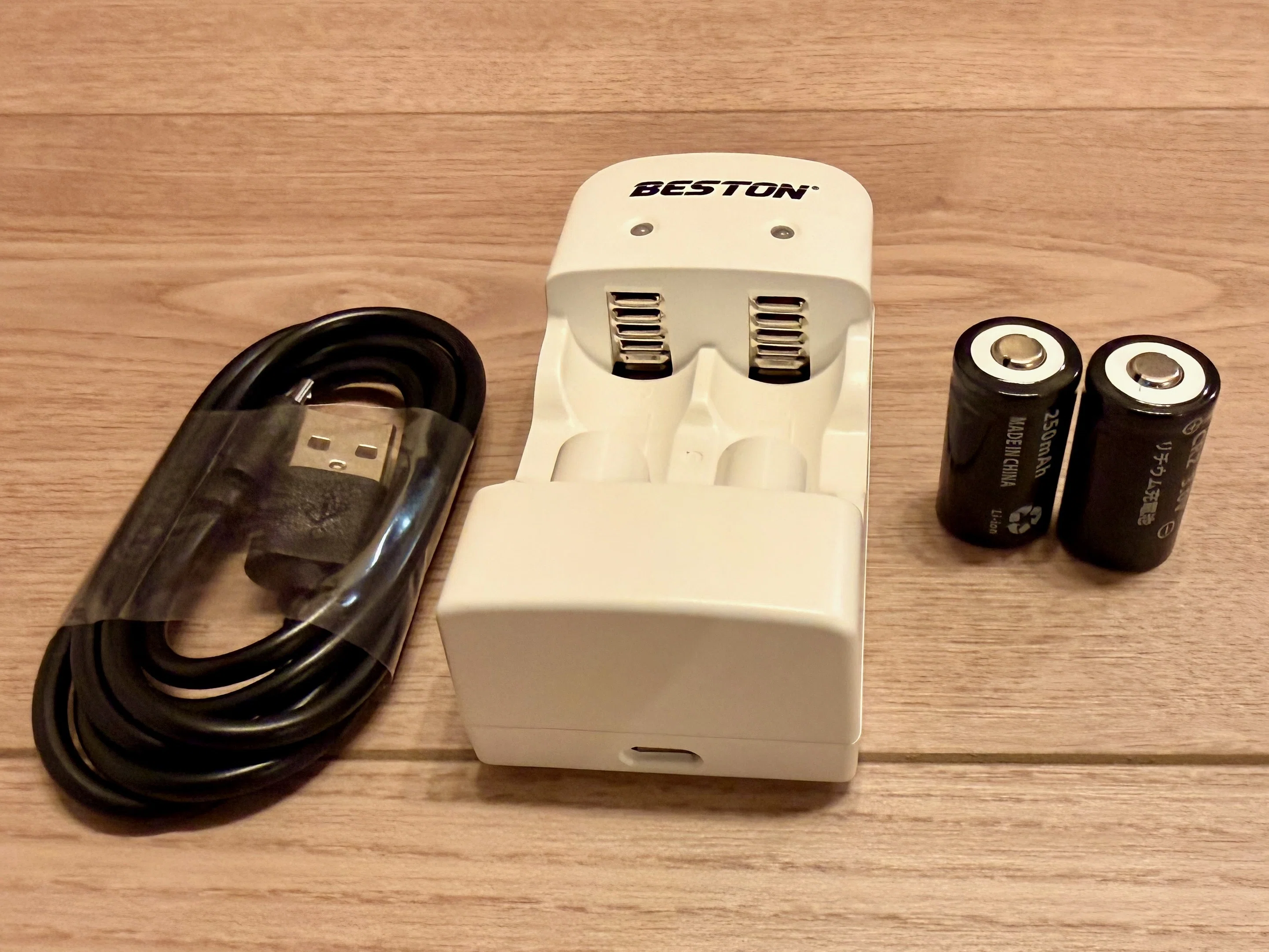 SwitchBot ボットx3個、CR2 USB充電器、 CR2充電池x2個 CR2 リチウムイオン充電池 switch bot スイッチボット カメラ