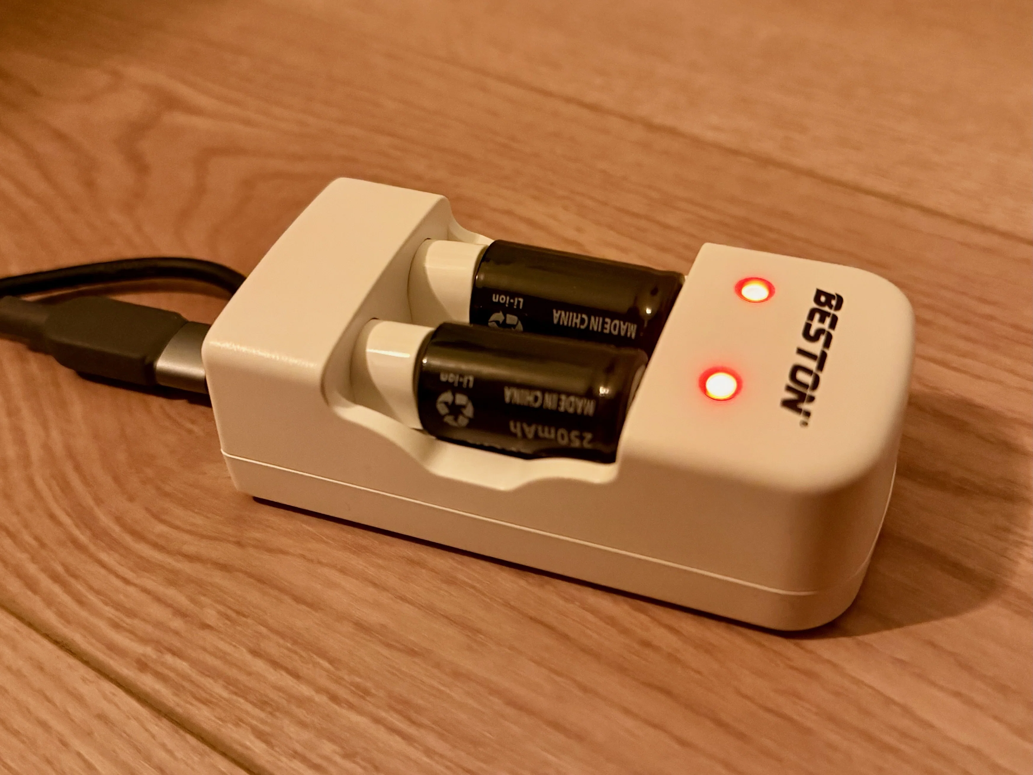SwitchBot ボットx3個、CR2 USB充電器、 CR2充電池x2個 SwitchBotボットのCR2電池を充電式にする！｜NEO TOKYO TV