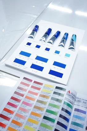 箱崎の可能性を描く色。世界にひとつの青色絵具「Ginsoda Blue 2025