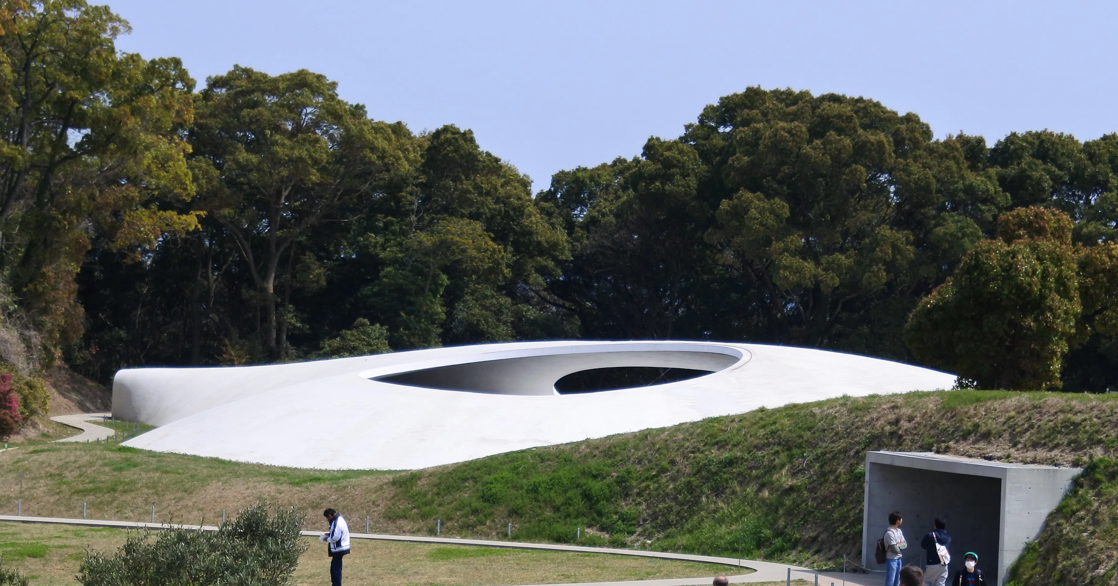 建築探訪07：豊島美術館で、中国人建築家は涙を流した──言葉に