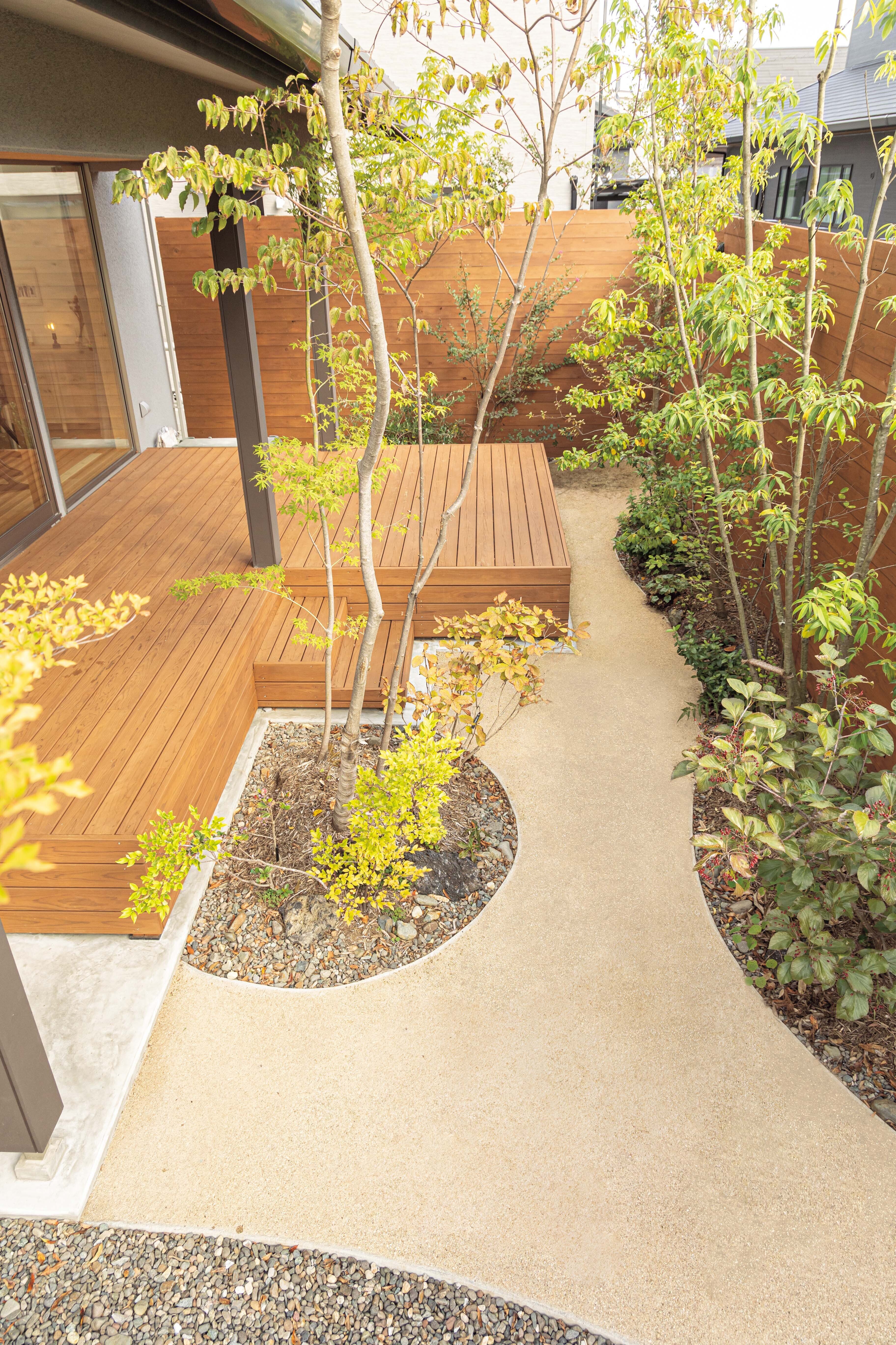 設計者インタビュー】緑に寄り添う小径 ― 自然素材がつなぐ家族の庭