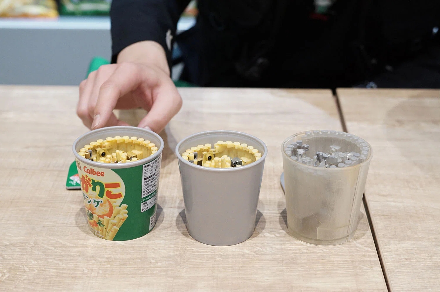 対談】お菓子とおもちゃの“まさかの出会い”。「超合金 じゃがりこ