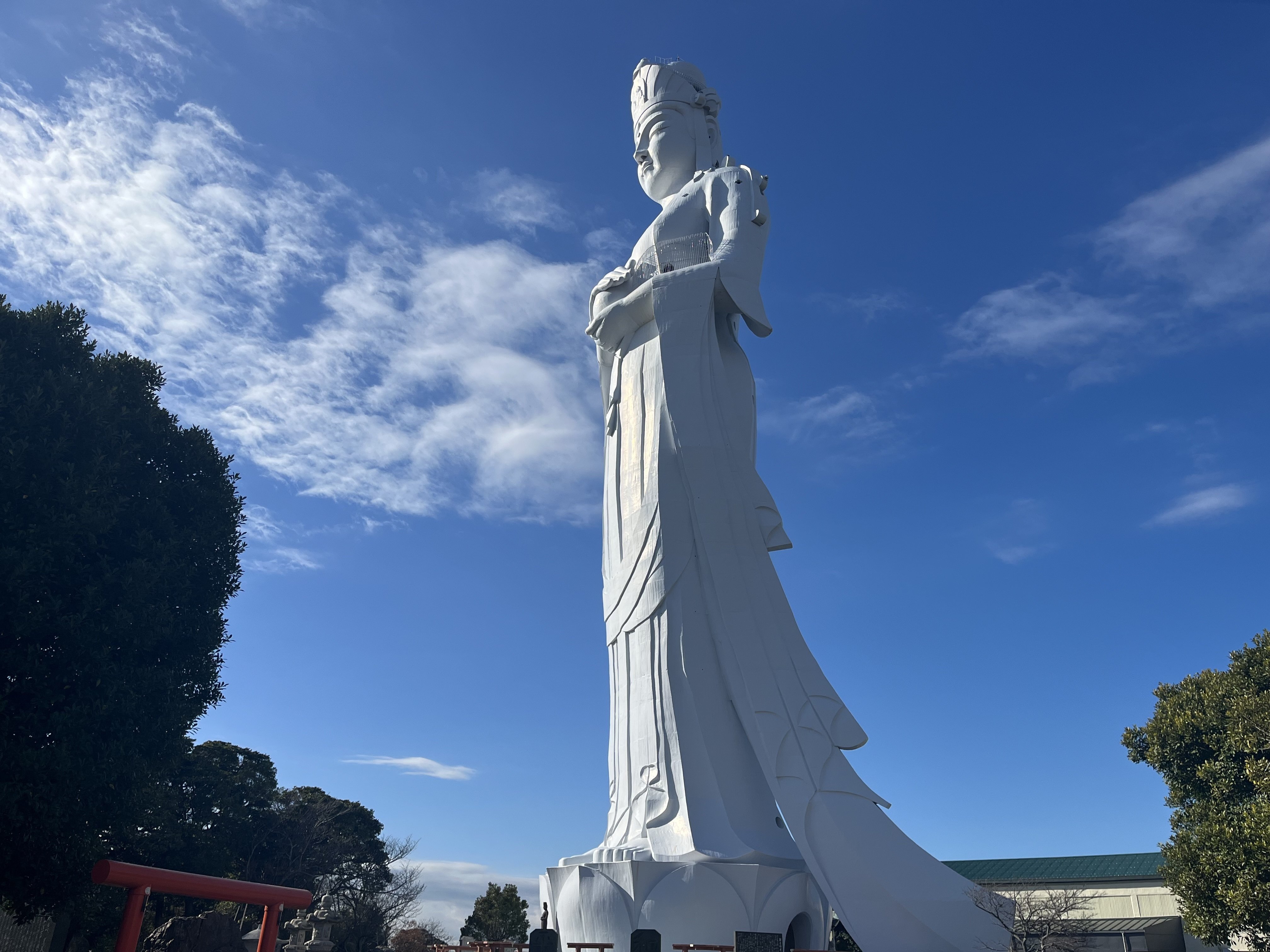 空散歩29】純白の観音様と、変わる視点｜おかぴぃ