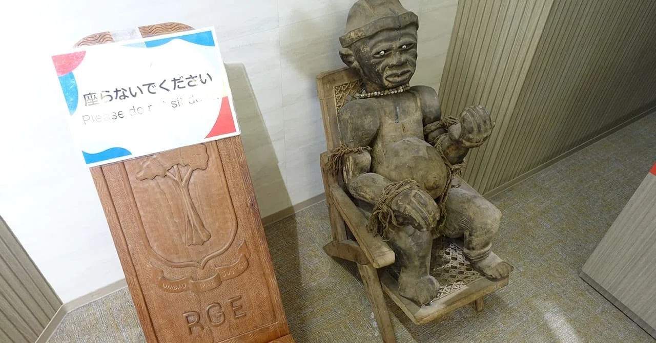 万博ギニアパビリオンの木製サイの彫刻 大阪・関西万博の赤道ギニアパビリオン（コモンズD）をレビュー｜お得