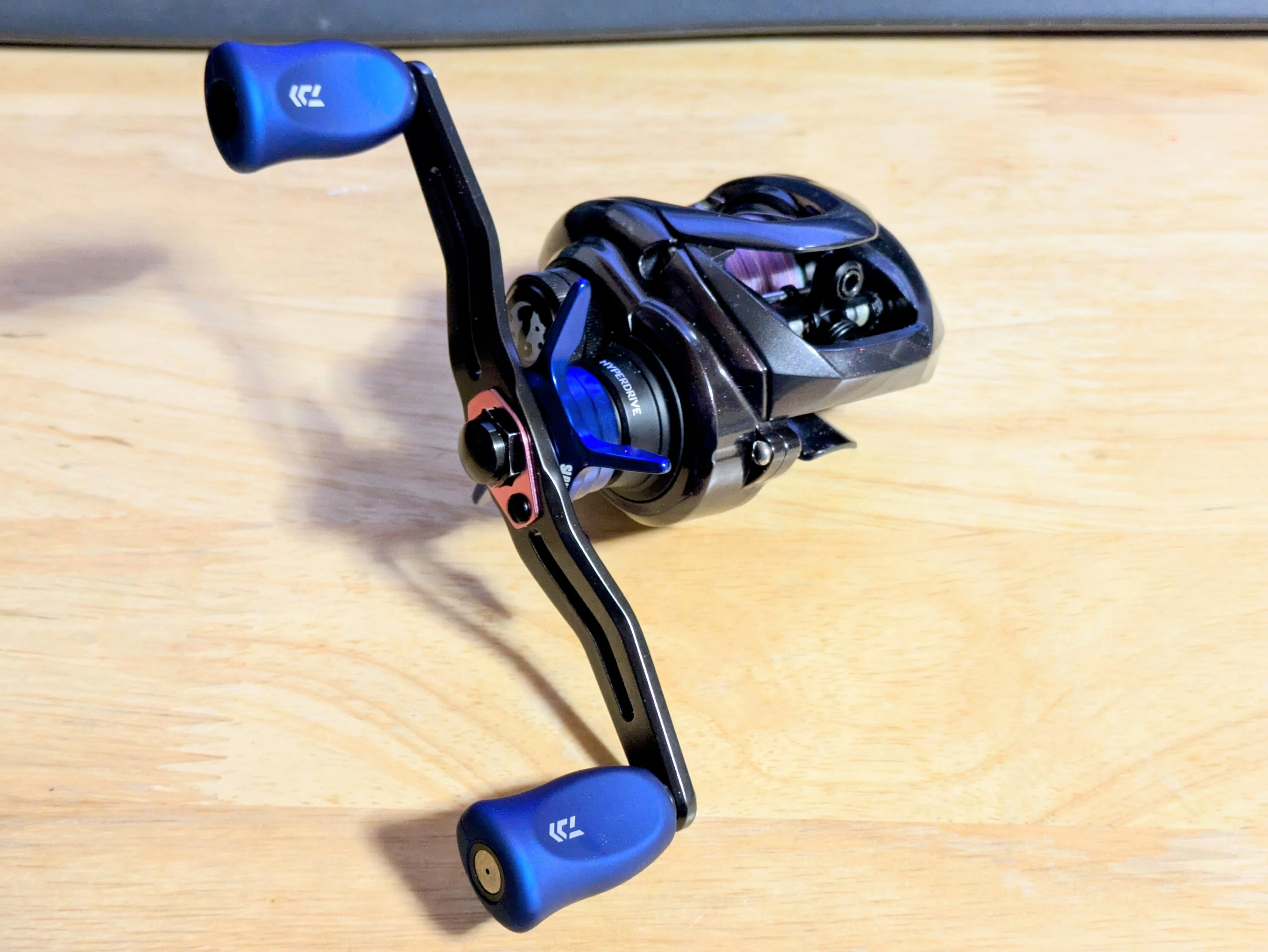 リハク　ソルティガ　紅牙　カスタムペイント DAIWA】23紅牙100をカスタムしたい｜わだつみ