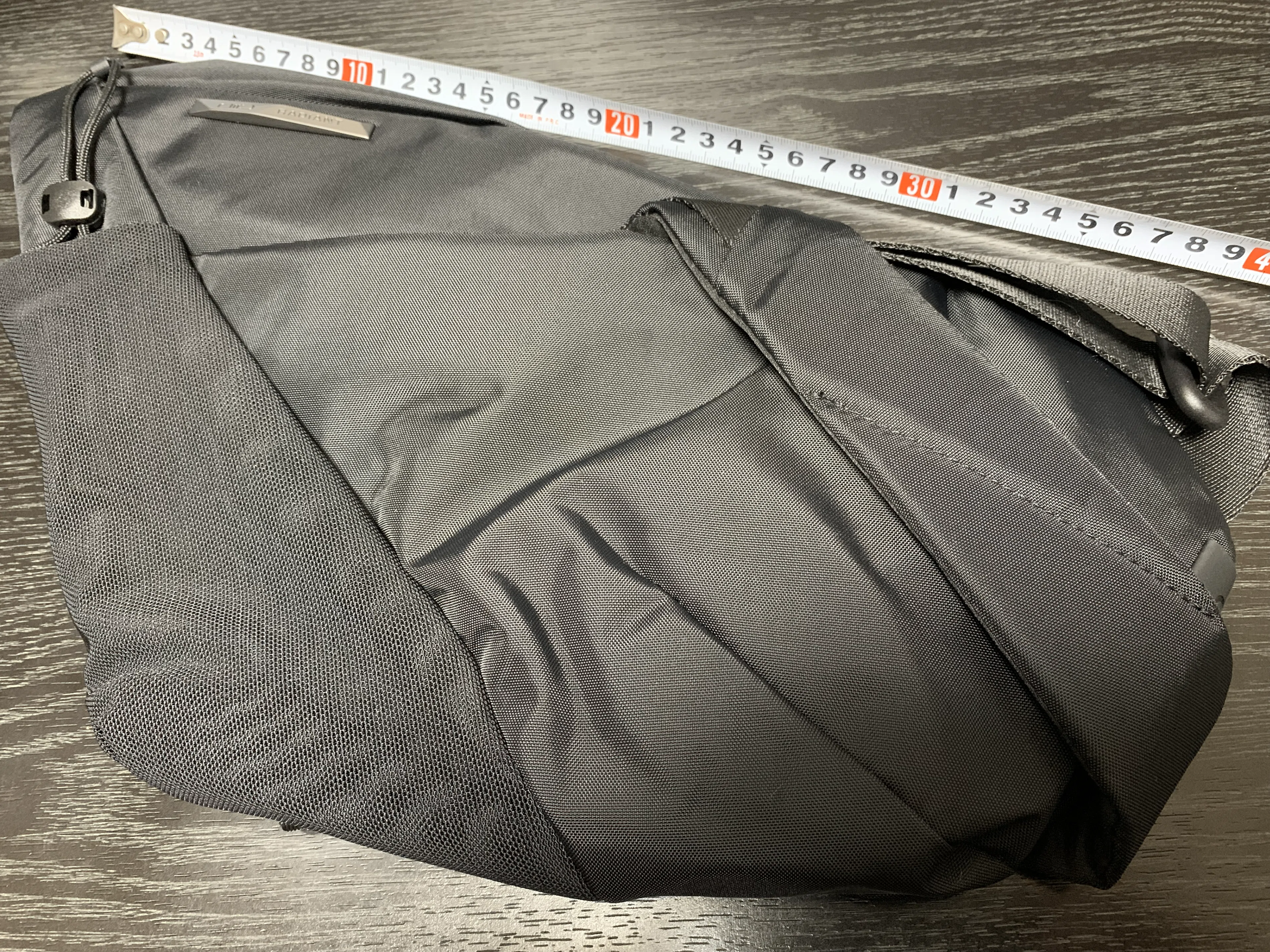 NIID FINO V 多機能スリングバッグ Gray 右掛け