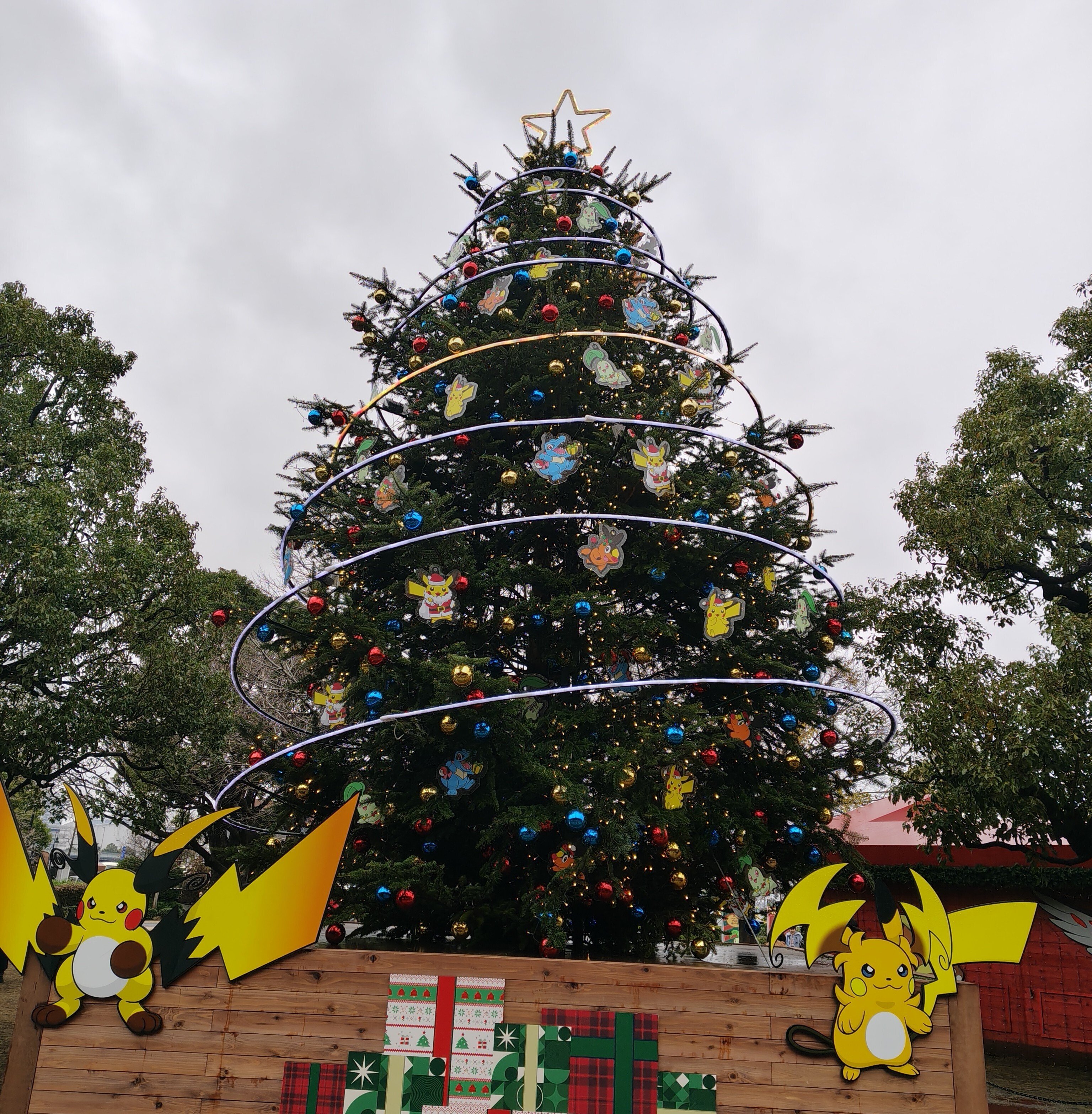 赤レンガ倉庫のポケモンツリーを見てきた！｜しらうめねず
