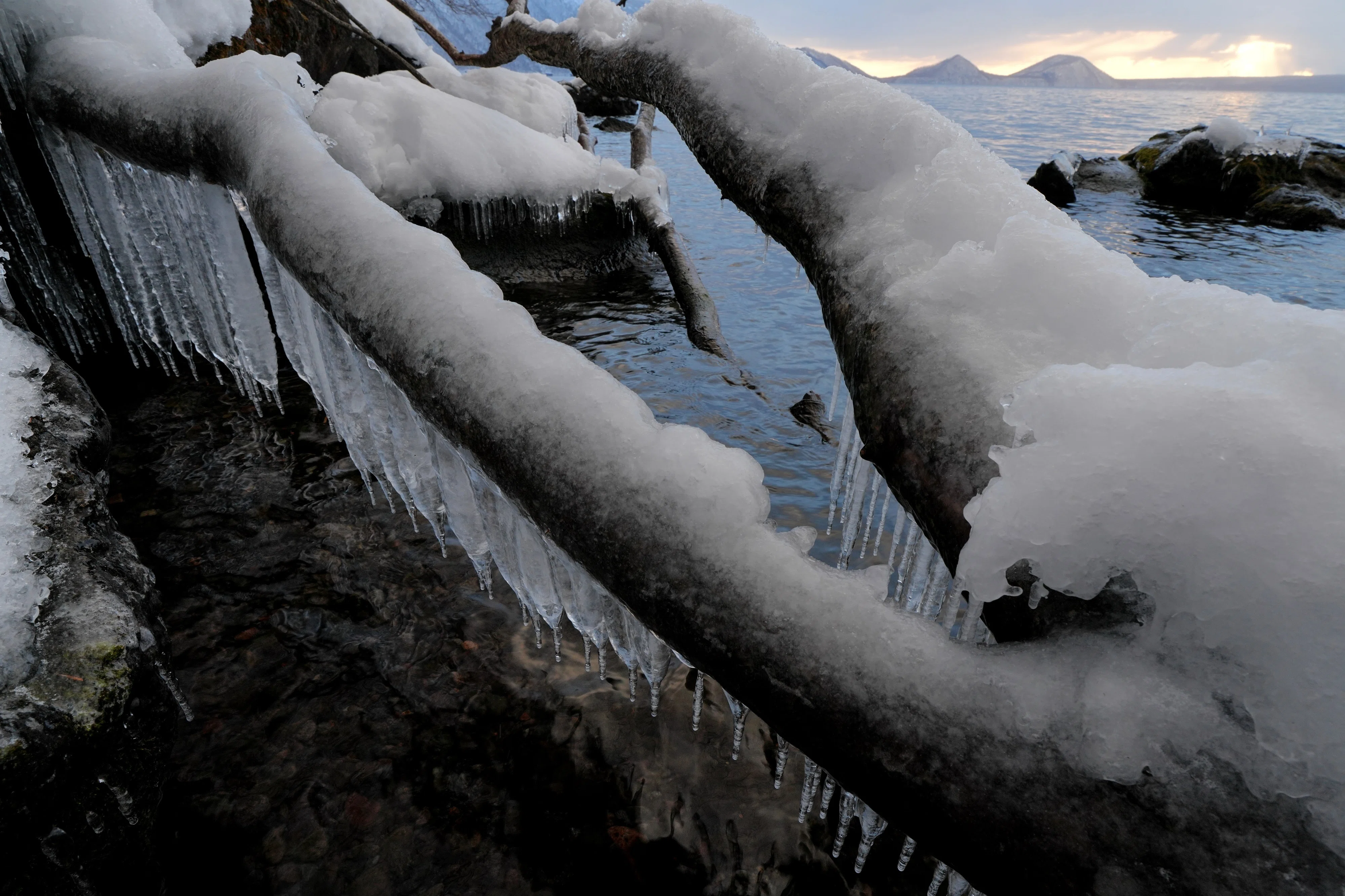 Splash Ice on the North Side of Lake Shikotsu｜風景写真 四季の山旅