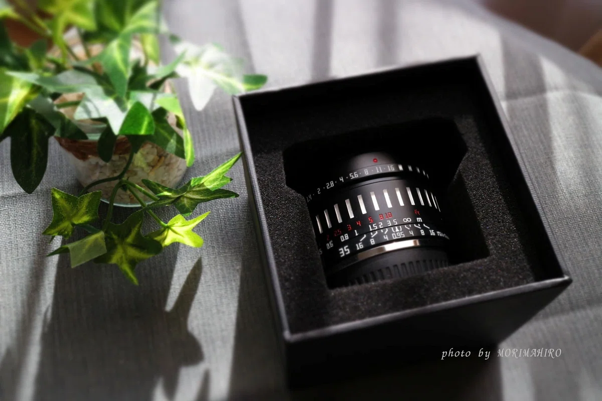 箱に入ったTTArtisan 35mm F0.95レンズ