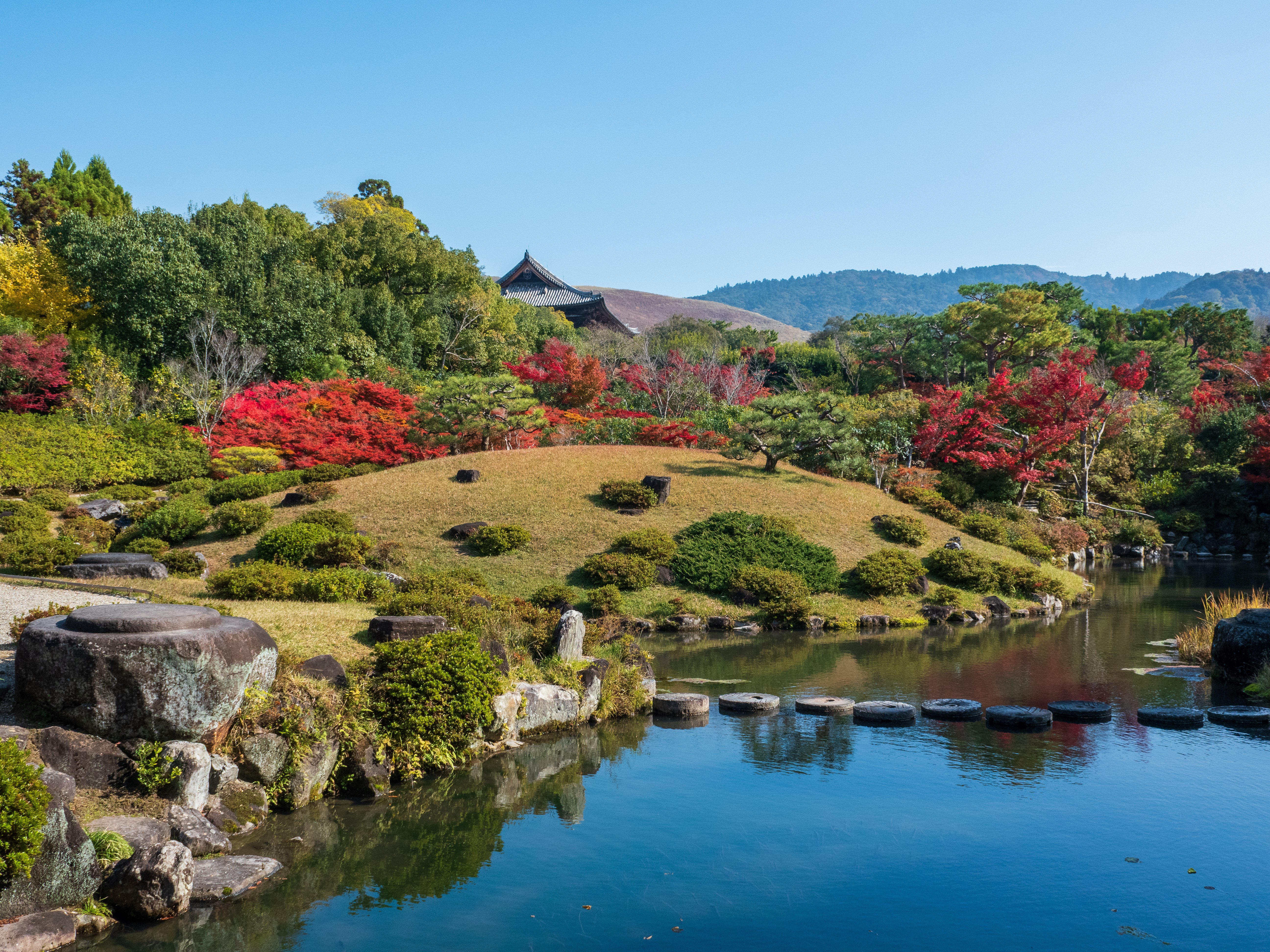 依水園はちょうど紅葉が見頃だった｜踏架 Wait for a breeze