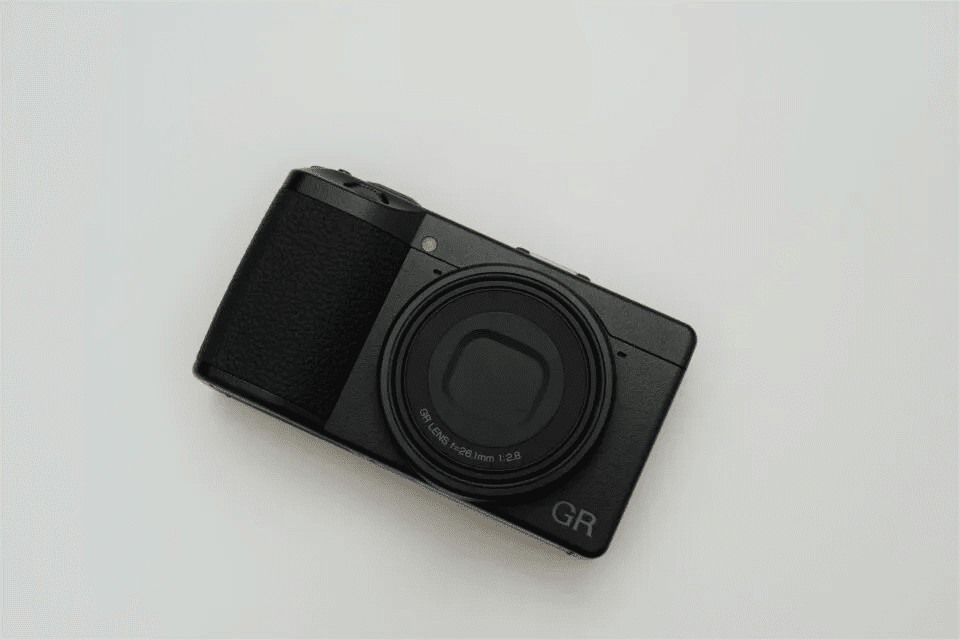 RICOH GR IVのHDF搭載モデル「GR IV HDF」って何が違う？にじむGRの