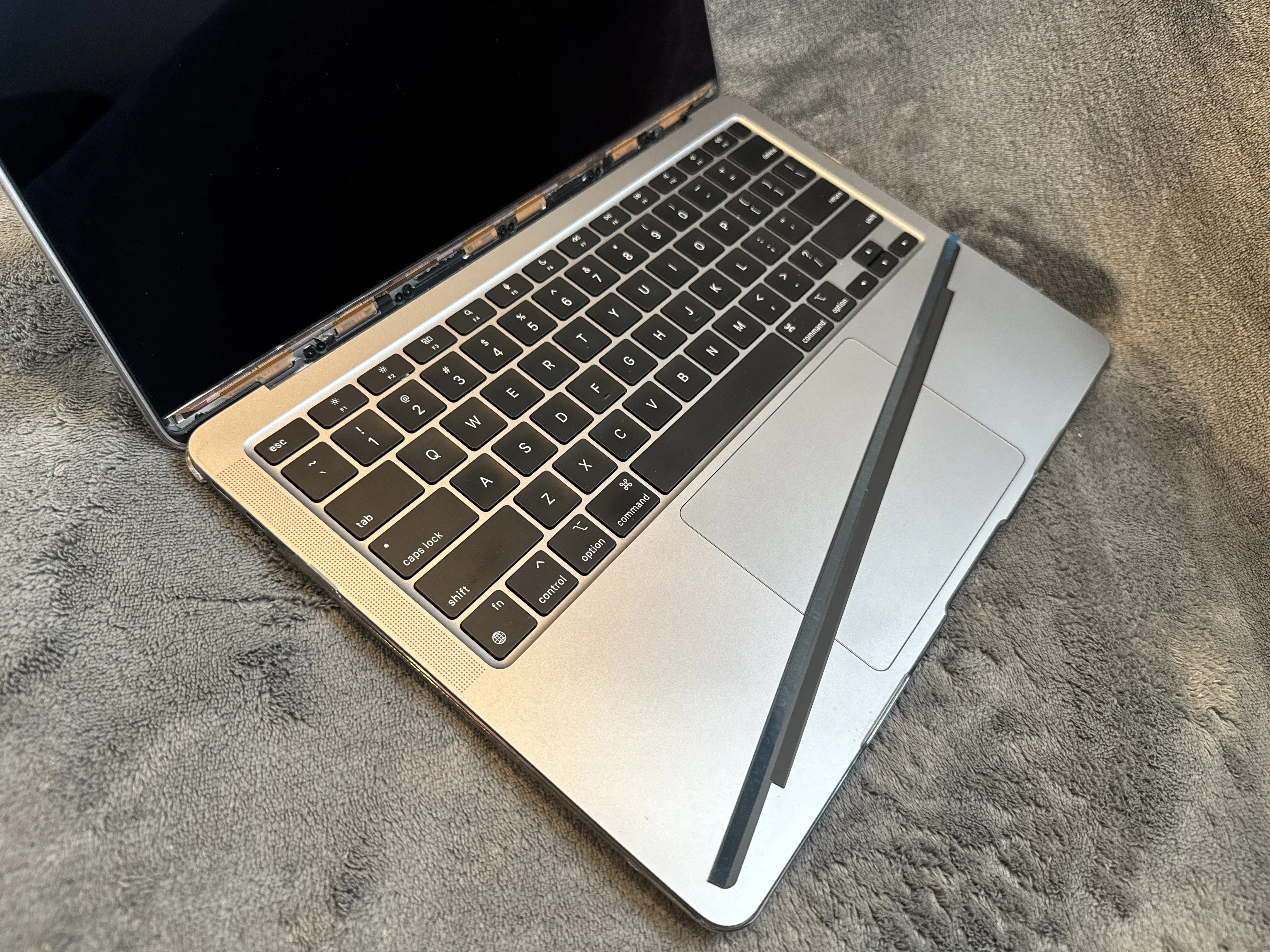 Macbook のガラスベゼルロゴカバー交換！自分でやれば費用は1,600円