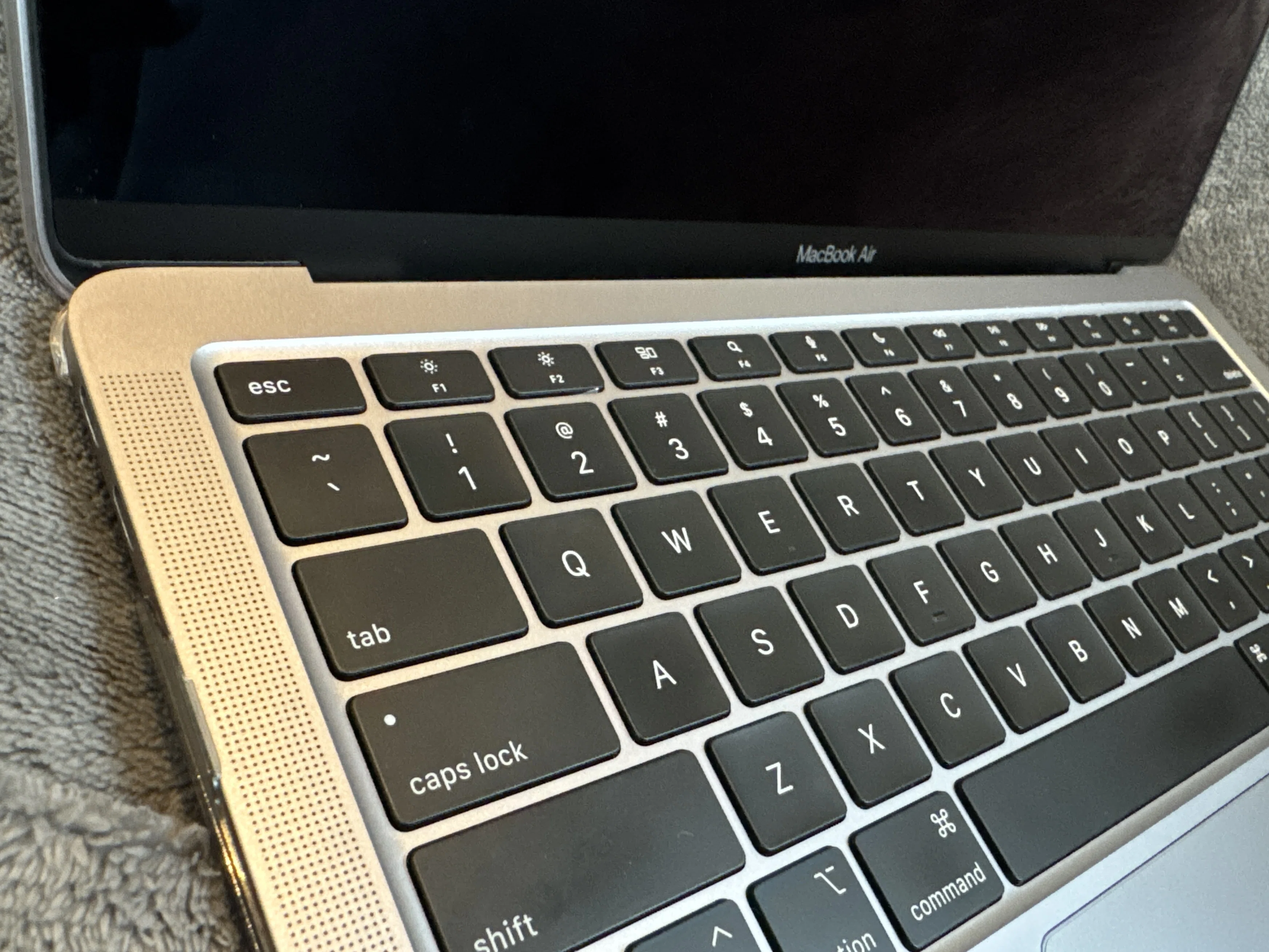 Macbook のガラスベゼルロゴカバー交換！自分でやれば費用は1,600円