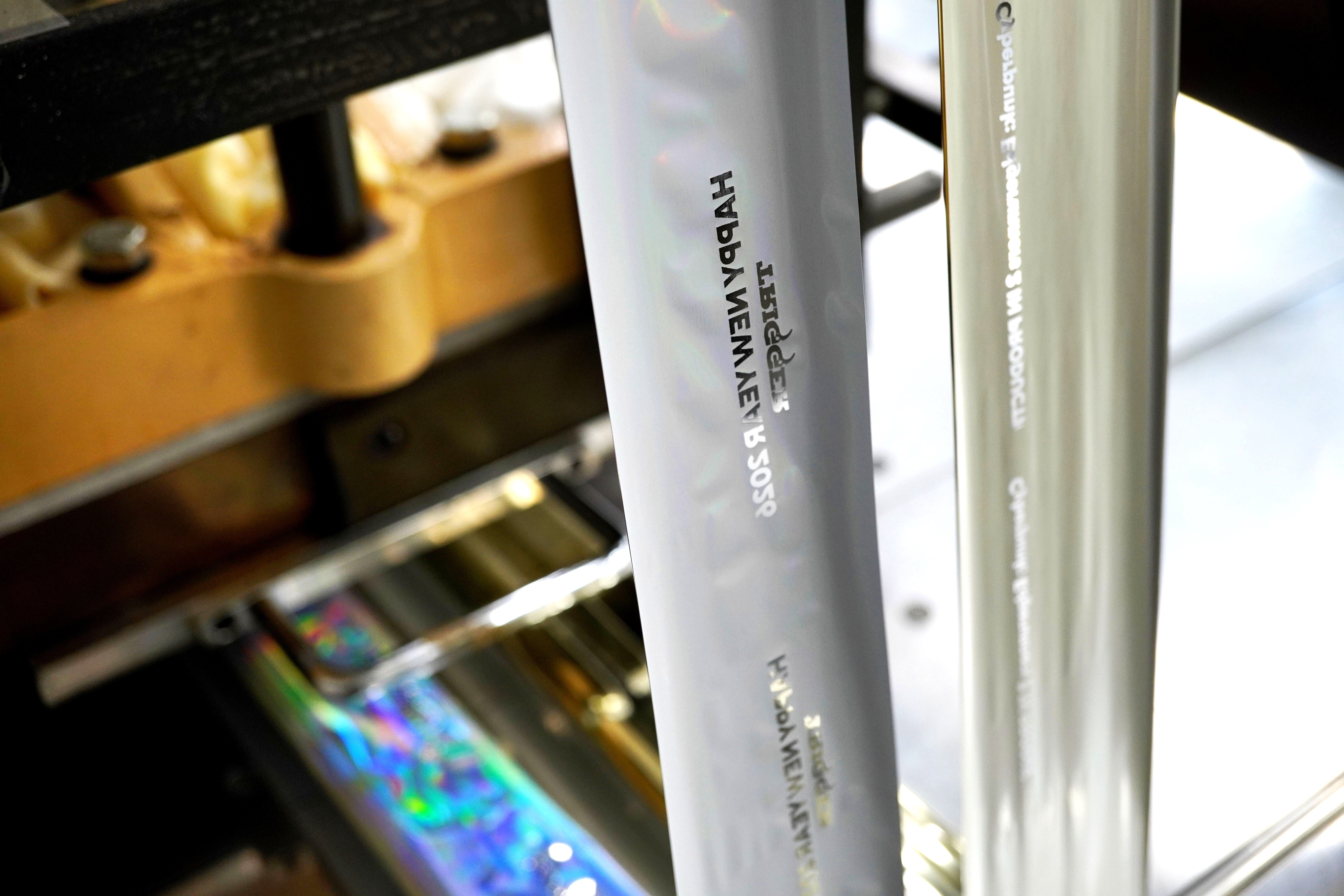 株式会社トリガー 2026年 年賀状 箔押し加工の裏側」｜コスモテック