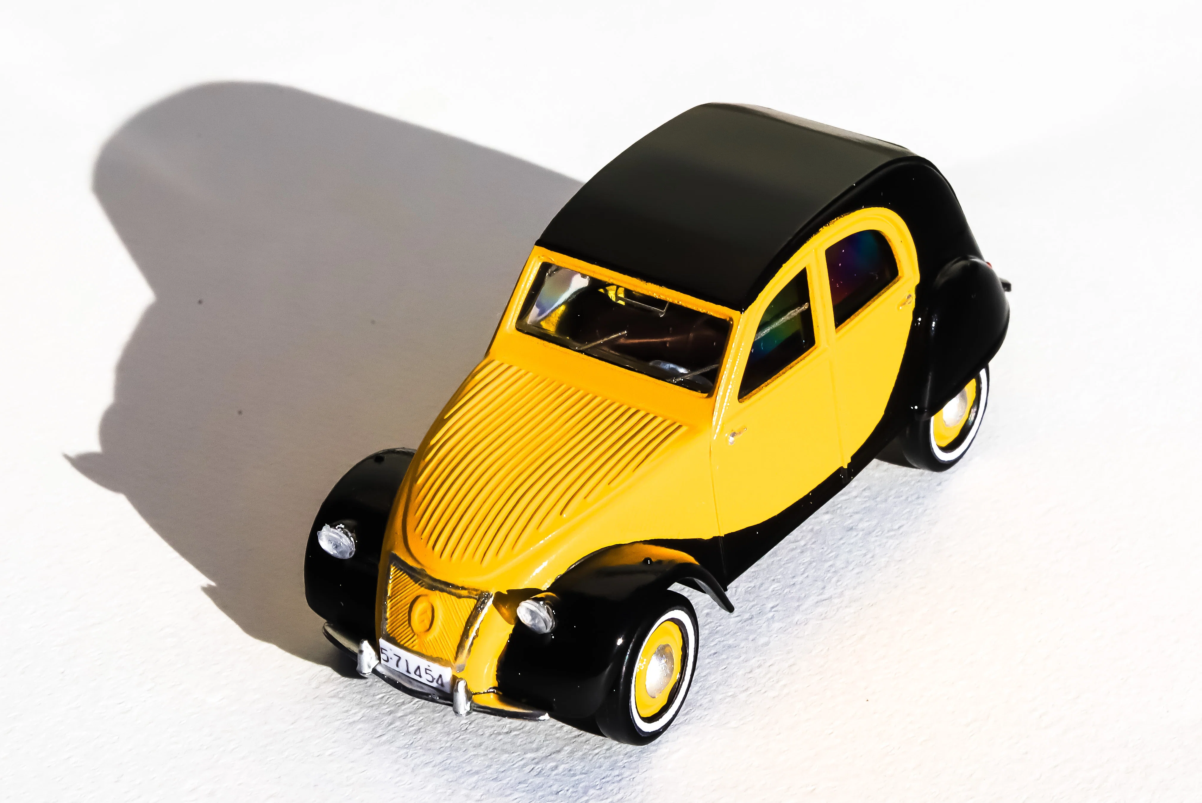 プラモ】エレール 1/43 シトロエン 2CVをツートーンに塗る｜もんぶらん