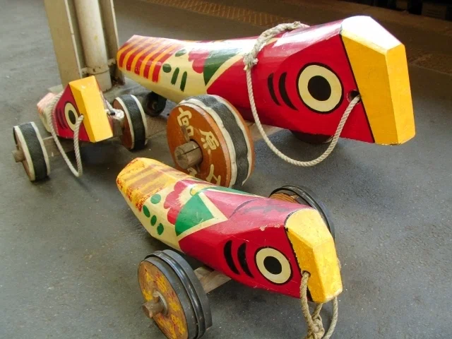 木製馬に鉄車　郷土玩具　オブジェ　大きいです 郷土玩具】きじ馬：郷愁を「進む力」に変え、大地を力強く踏みしめる
