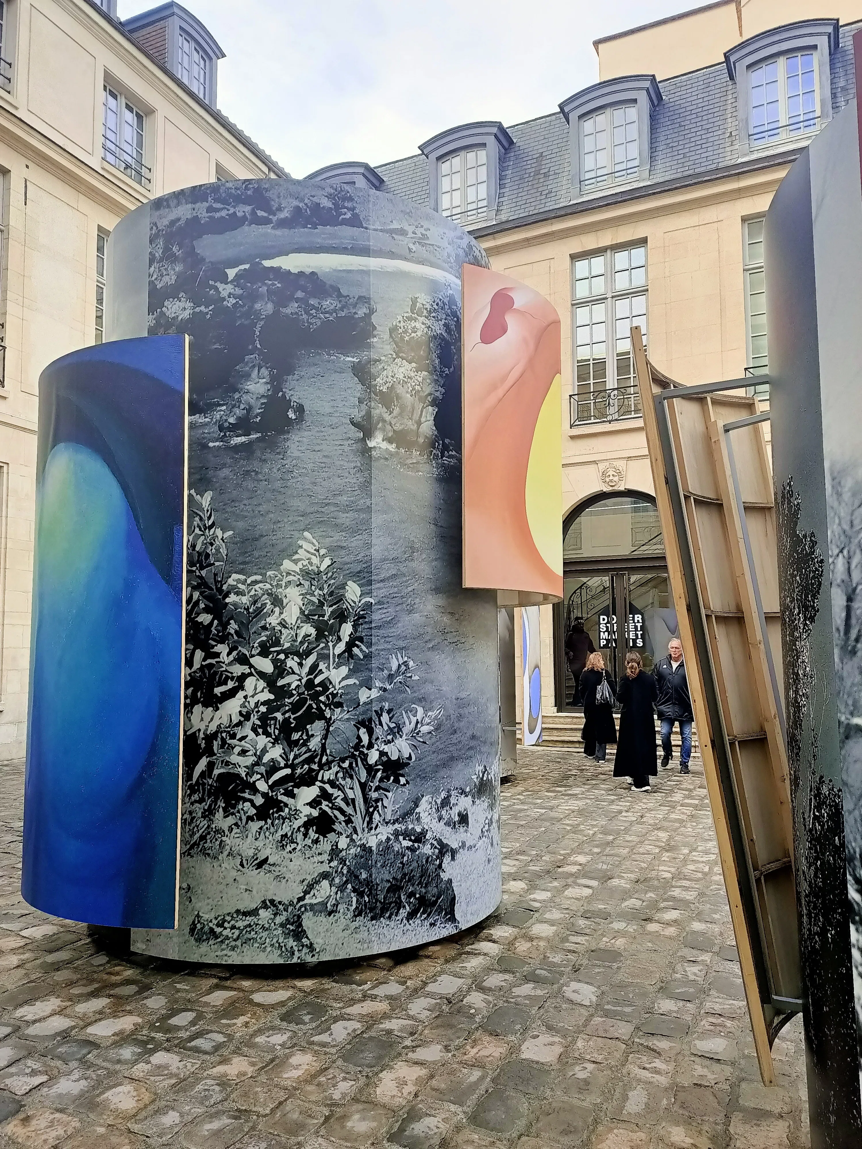 川久保玲のコムデ＆パリのマレ地区のDover Street Market Paris